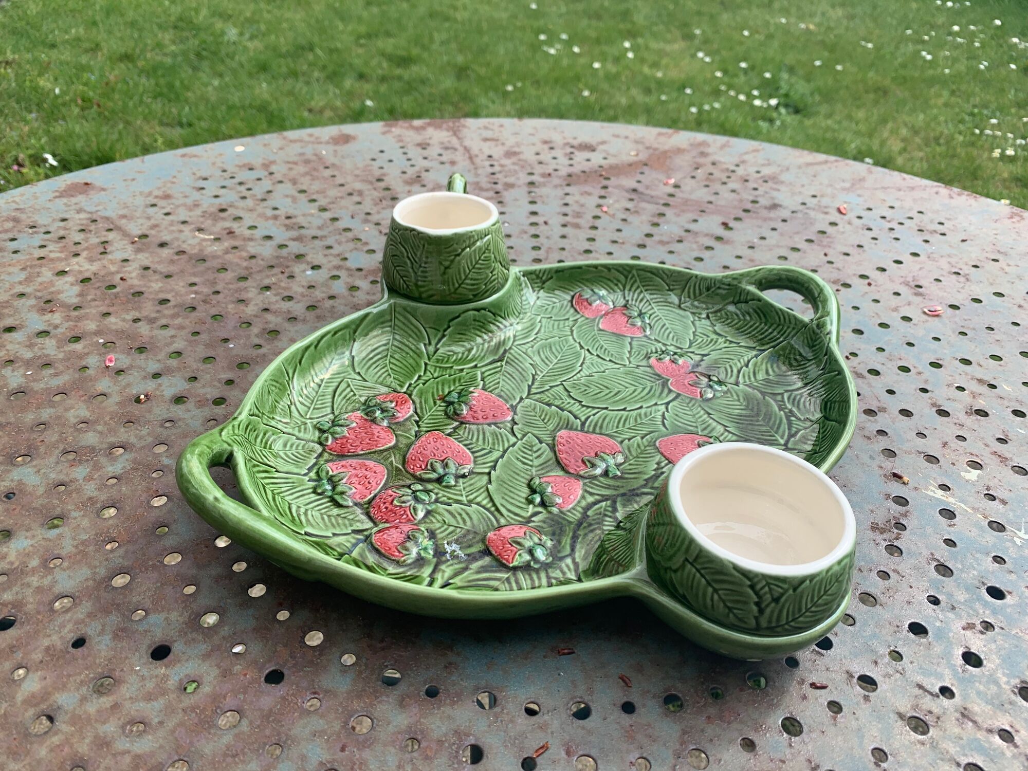 Slurry dish for red fruits, cream pot and vintage sugar bowl