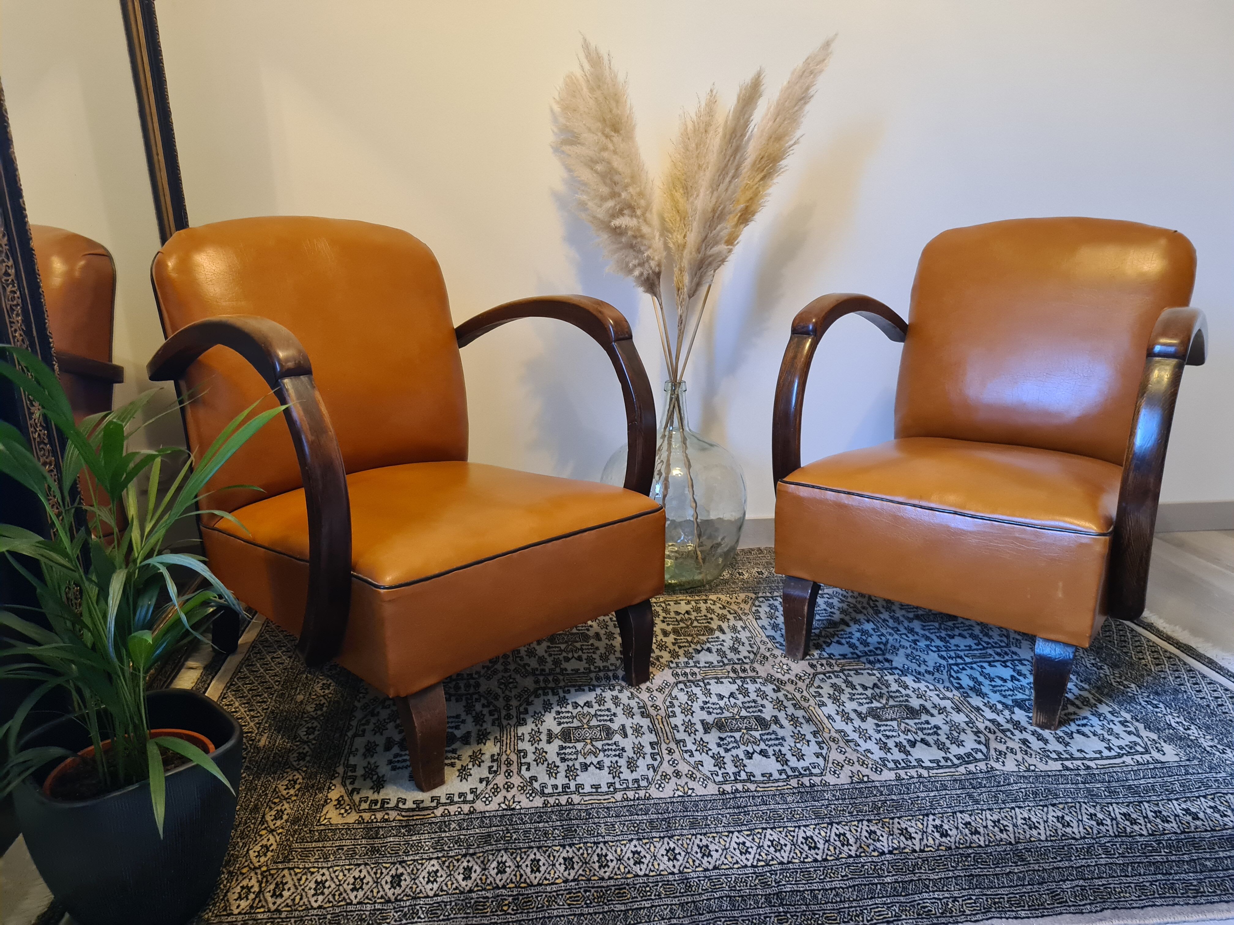 Paire de fauteuils studio simili cuir marron années 30