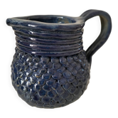 Pichet artisanal en grès bleu profond motif écailles de dragon signé