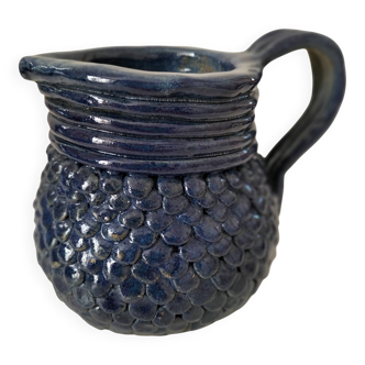 Pichet artisanal en grès bleu profond motif écailles de dragon signé