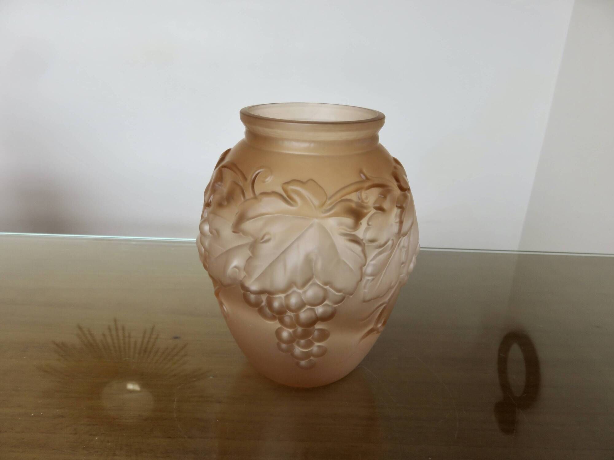 Art Deco vase in moulded pink glass, signed "Souchon Neuvesel", 1940s.