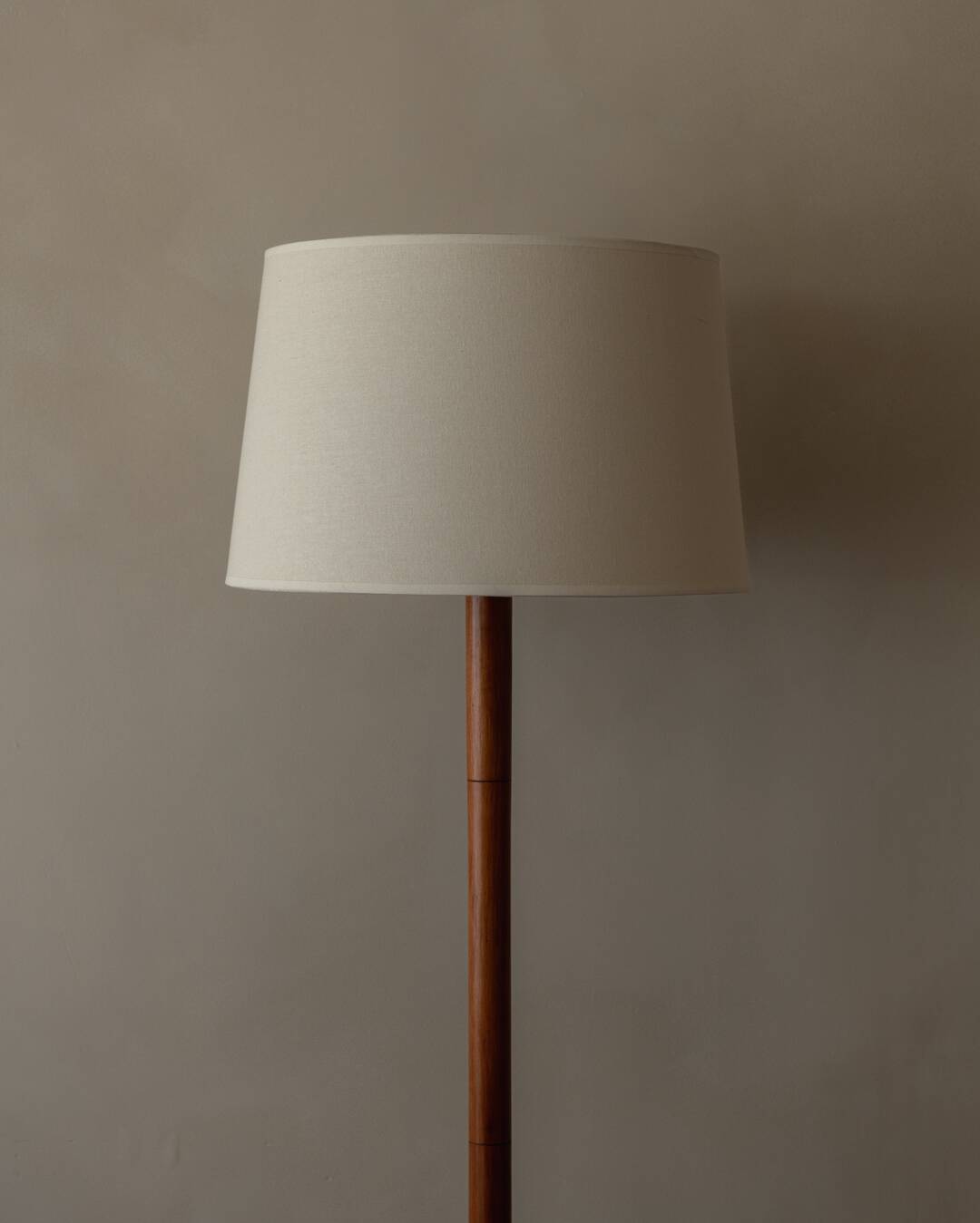 Lampe de sol en teck vintage avec abat-jour en tissu, années 1960-70.