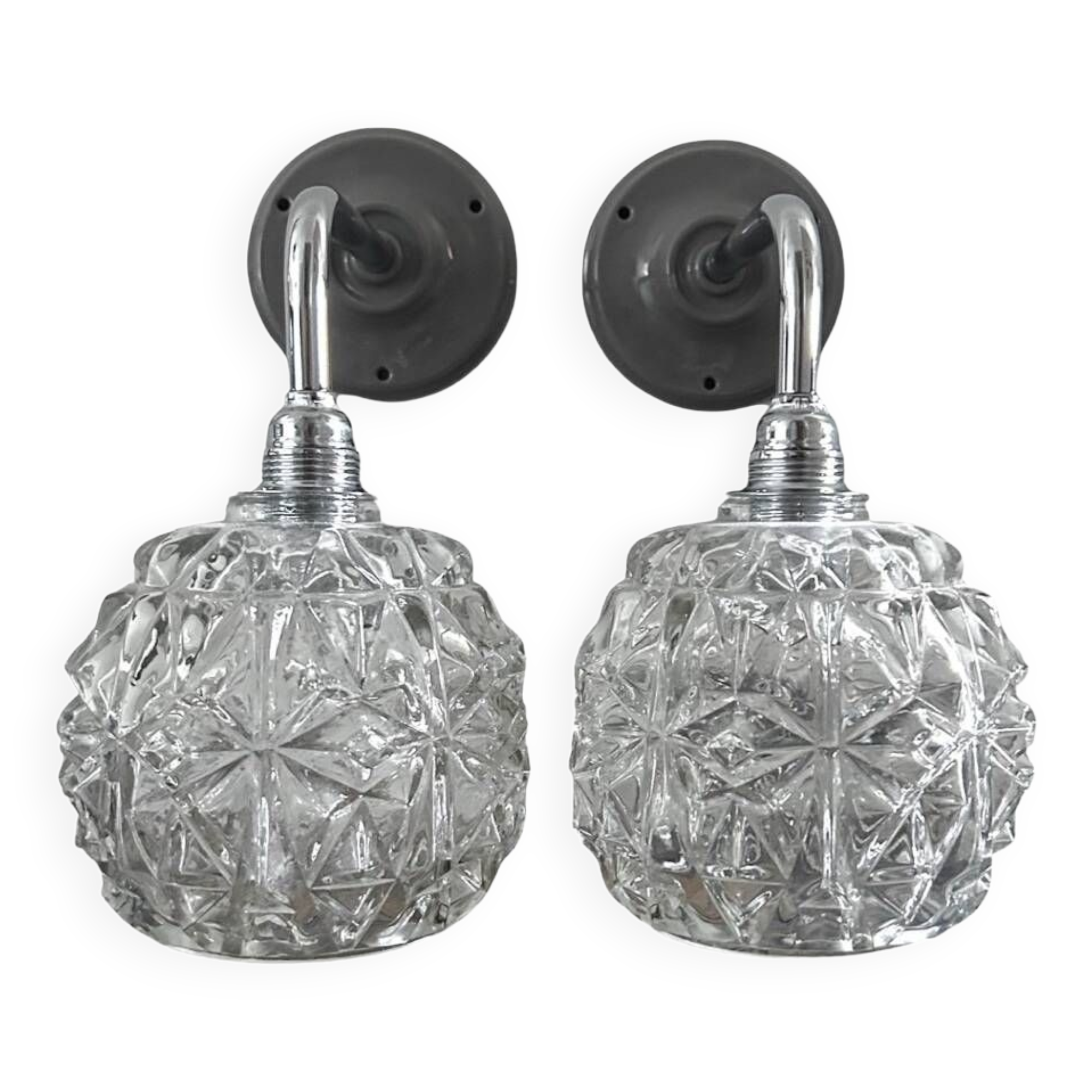 Paire d’appliques chromées et verre ciselé