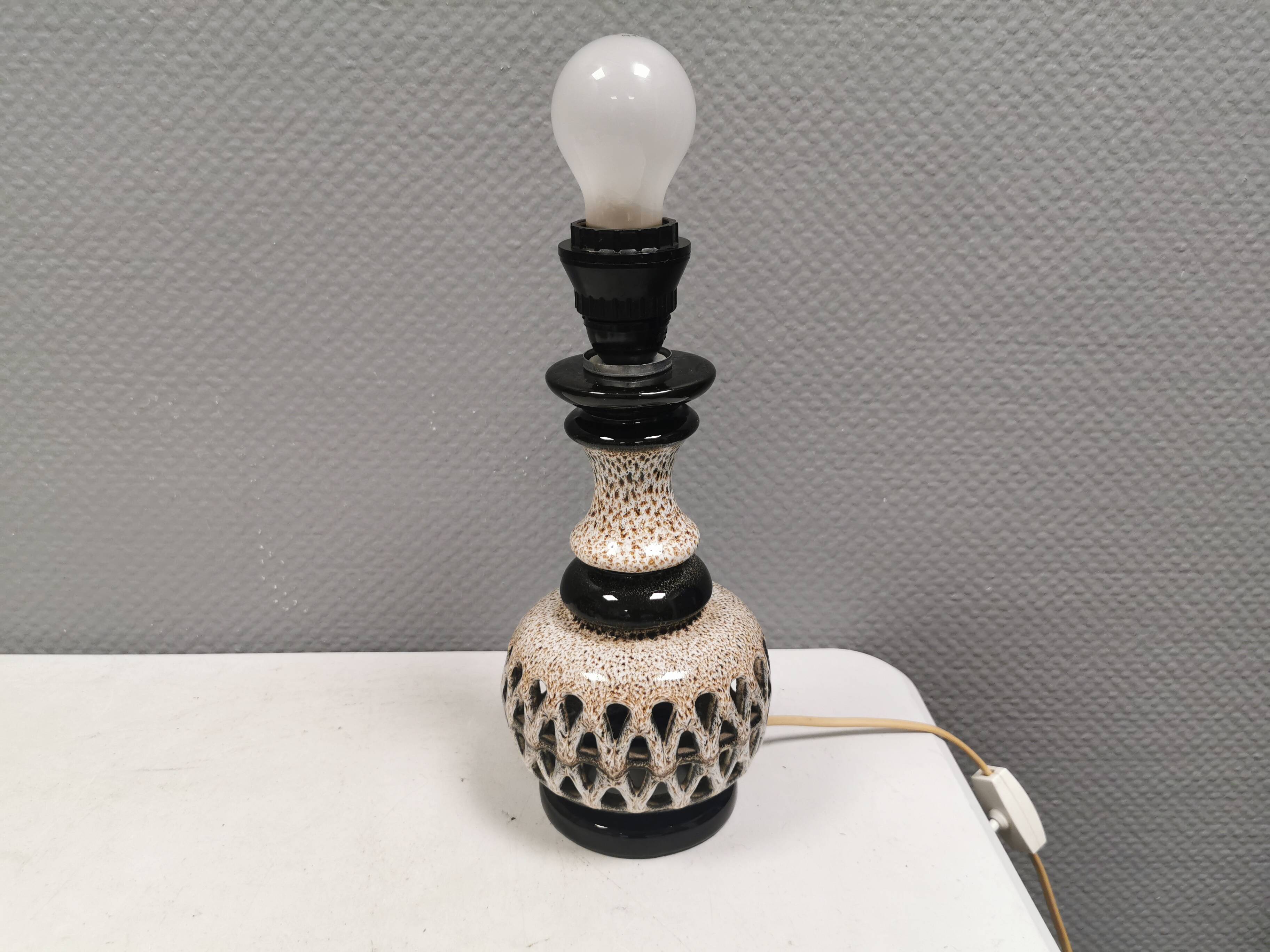 Table lamp in ceramic with a delicate expression. 1970-80s Denmark