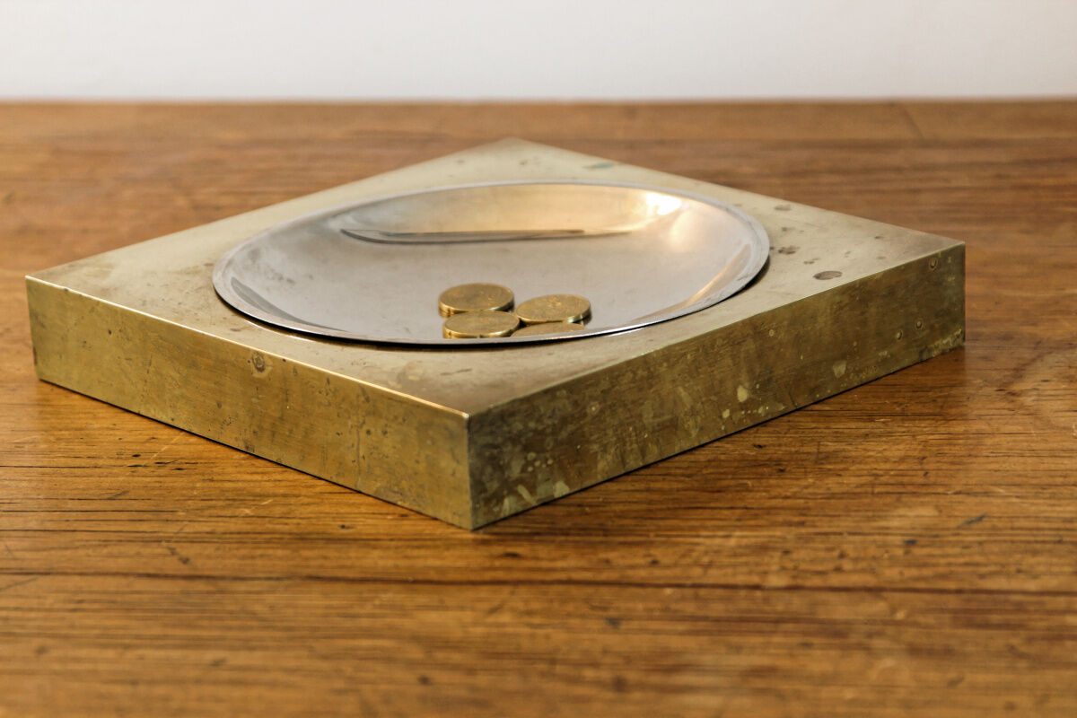 Picks up brass counter money