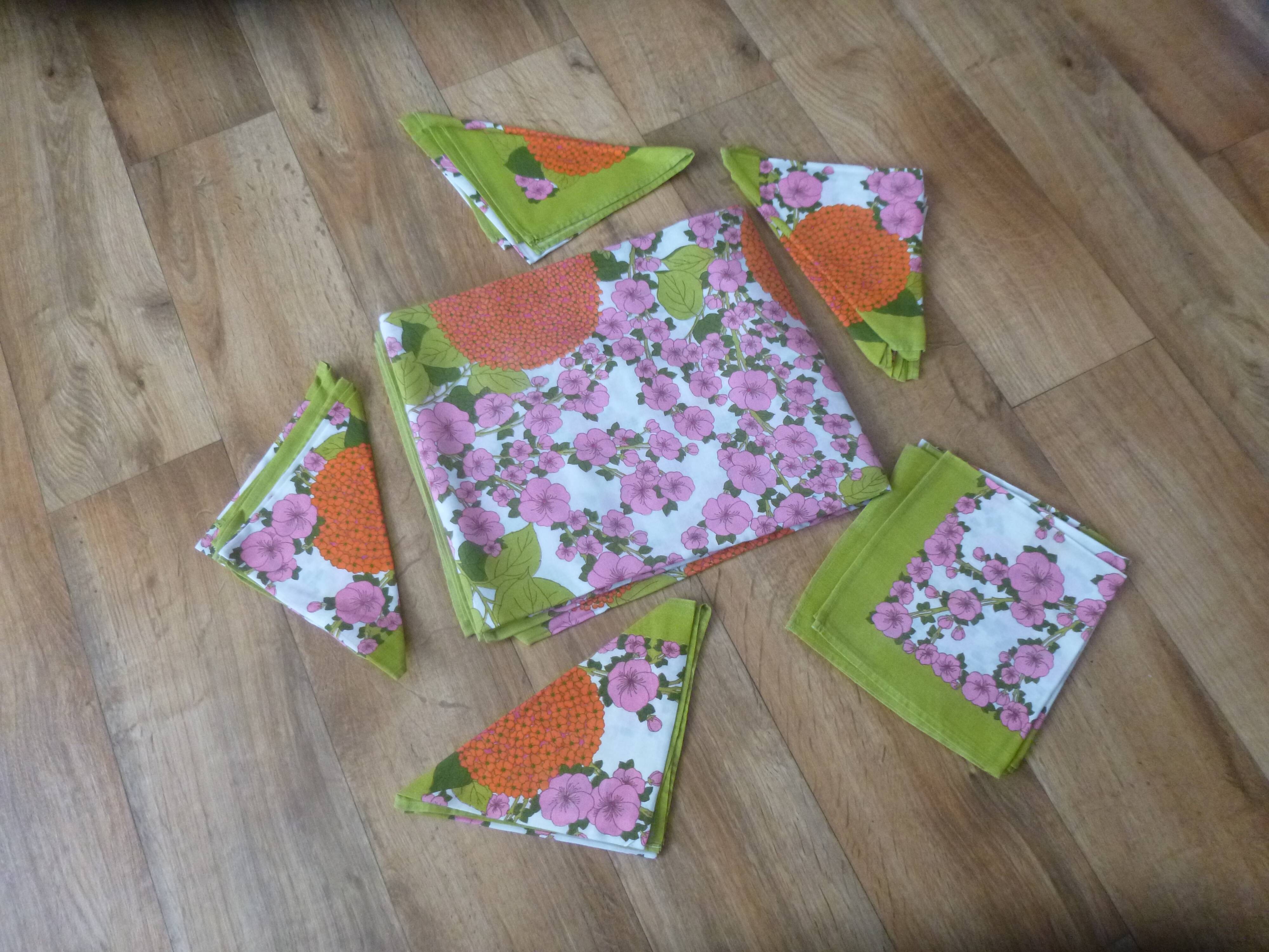 Bassetti 70s tablecloth and its 12 napkins