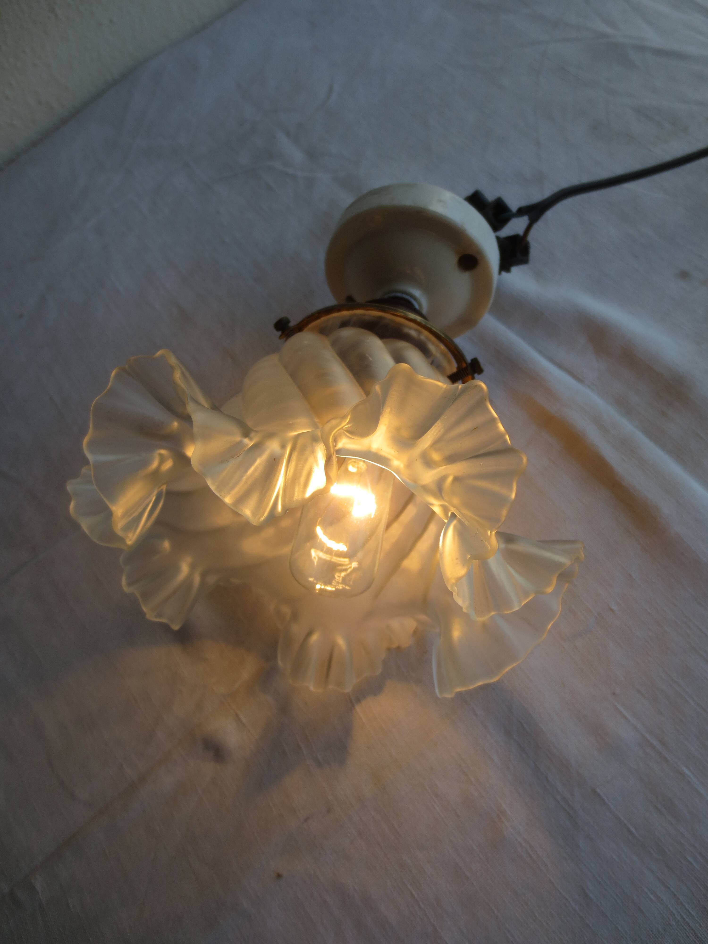 Straight wall or ceiling light fixture