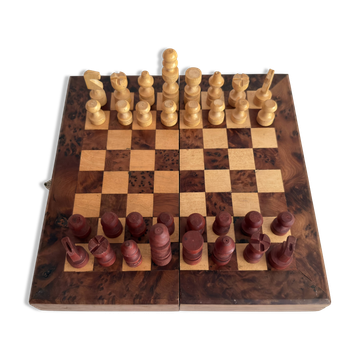 Ancien jeu d'échec en bois avec coffret bois pliant.