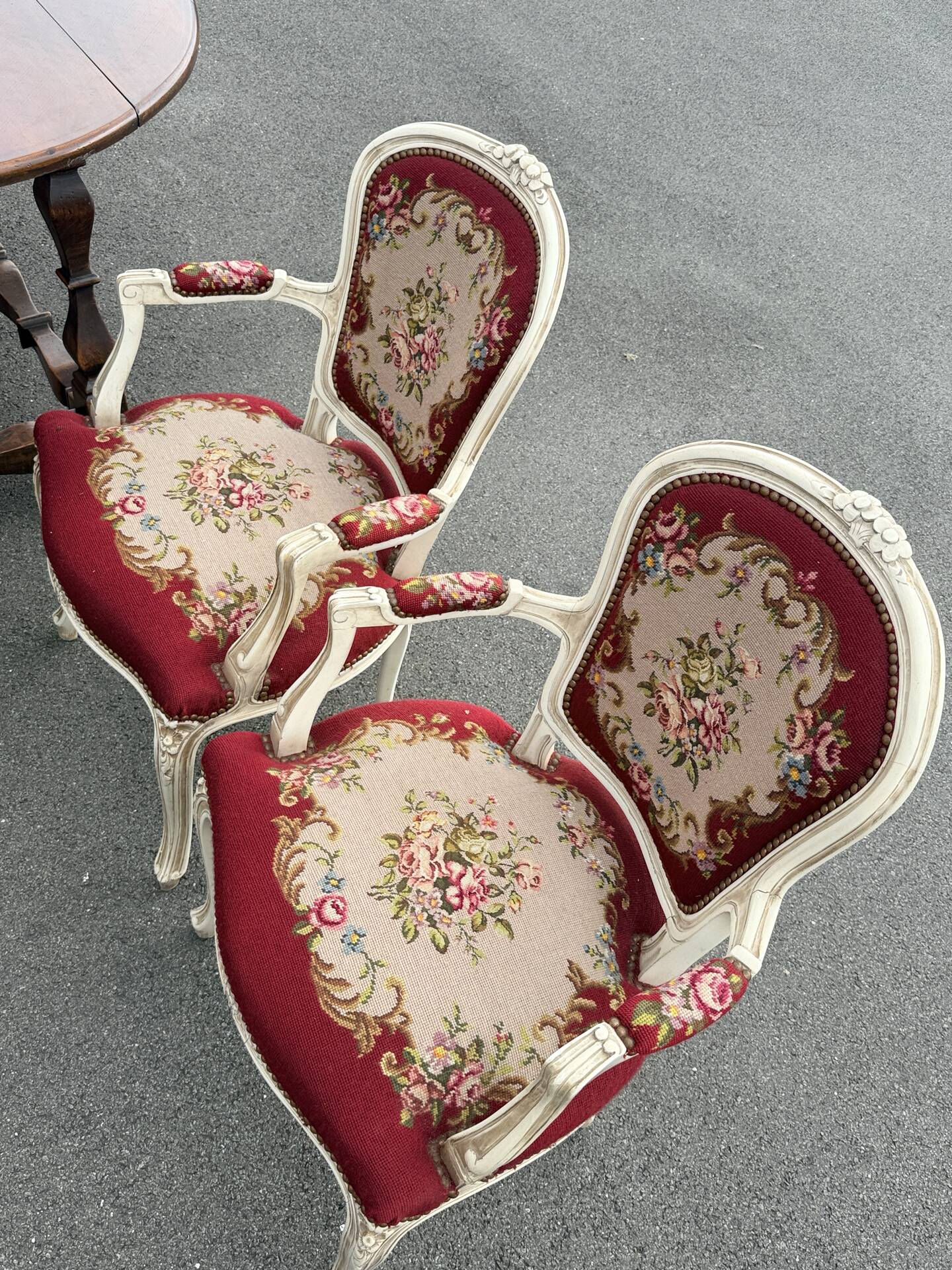 Pair of Louis XV style armchairs - Carved wood and floral upholstery