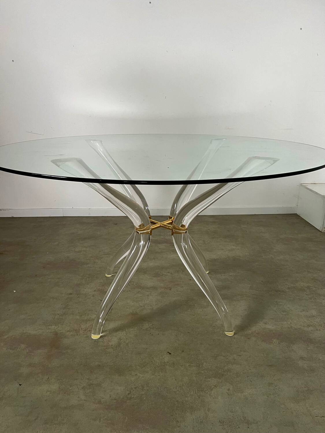 Venice model round dining table from Madelia by Paris Altuglas foot