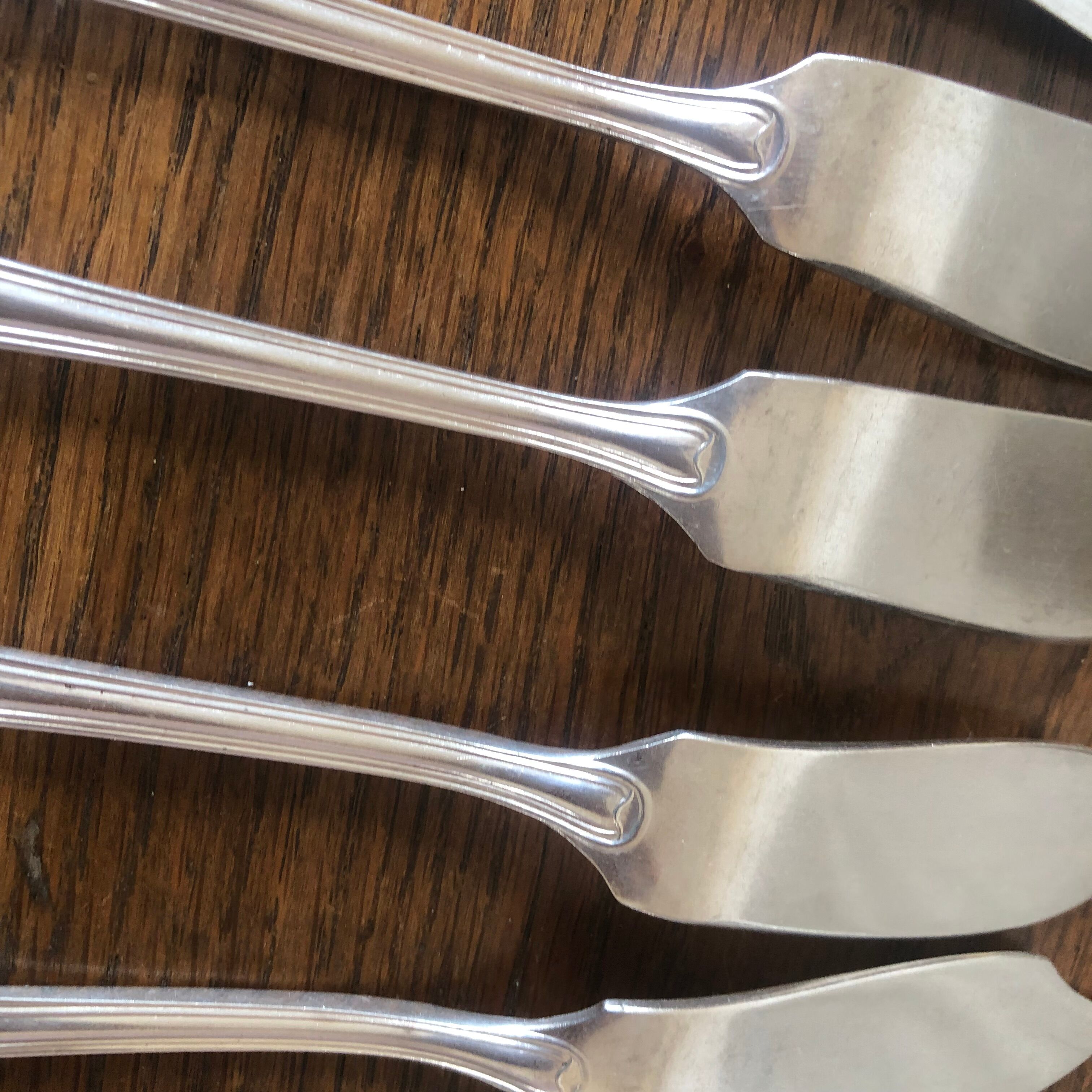 10 mismatched fish knives, silver metal