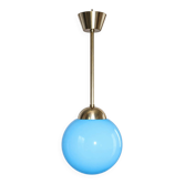 Une lampe suspendue avec un abat-jour en verre bleu, des années 1940.