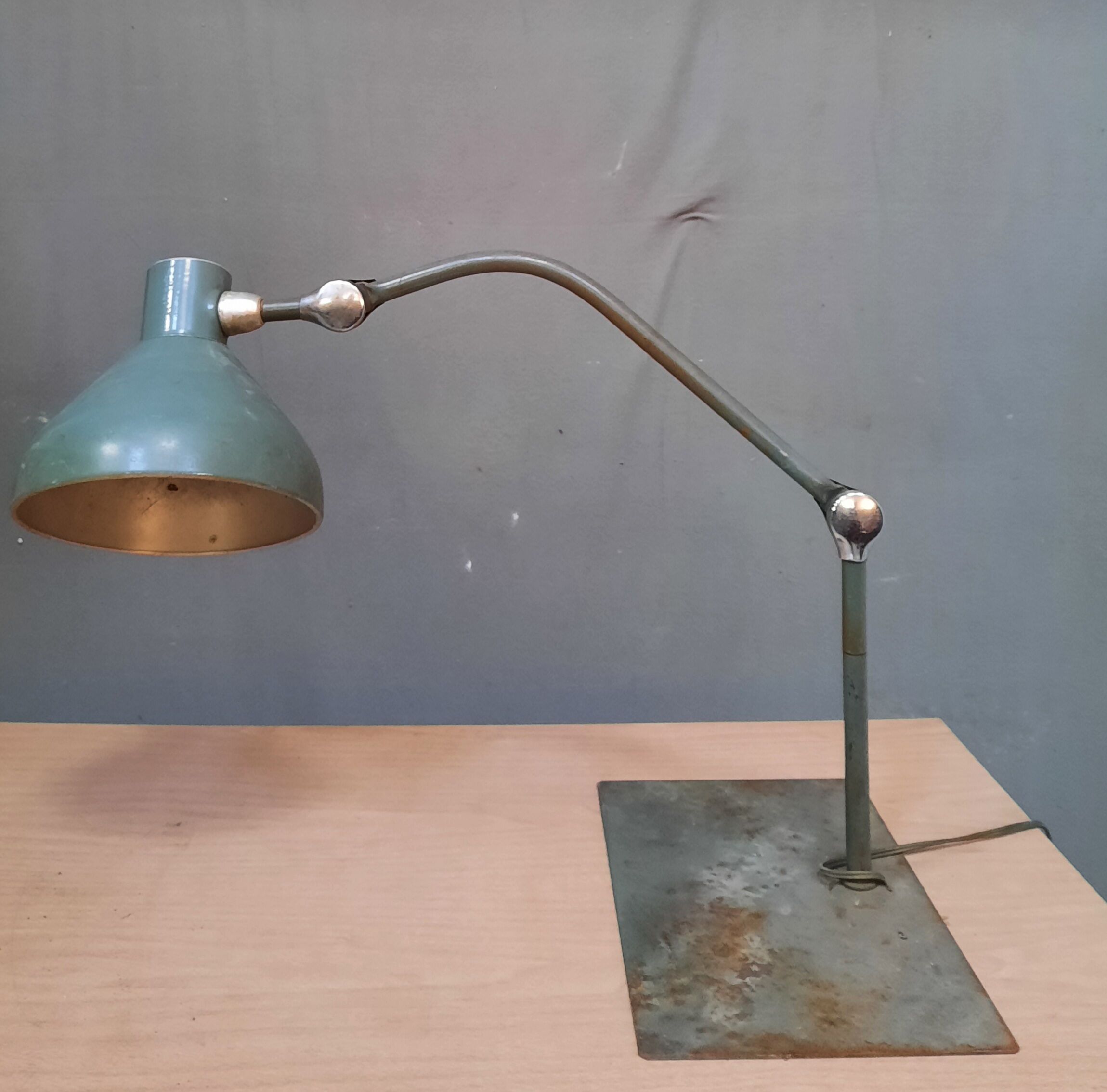Lampe industrielle articulée  en métal vert