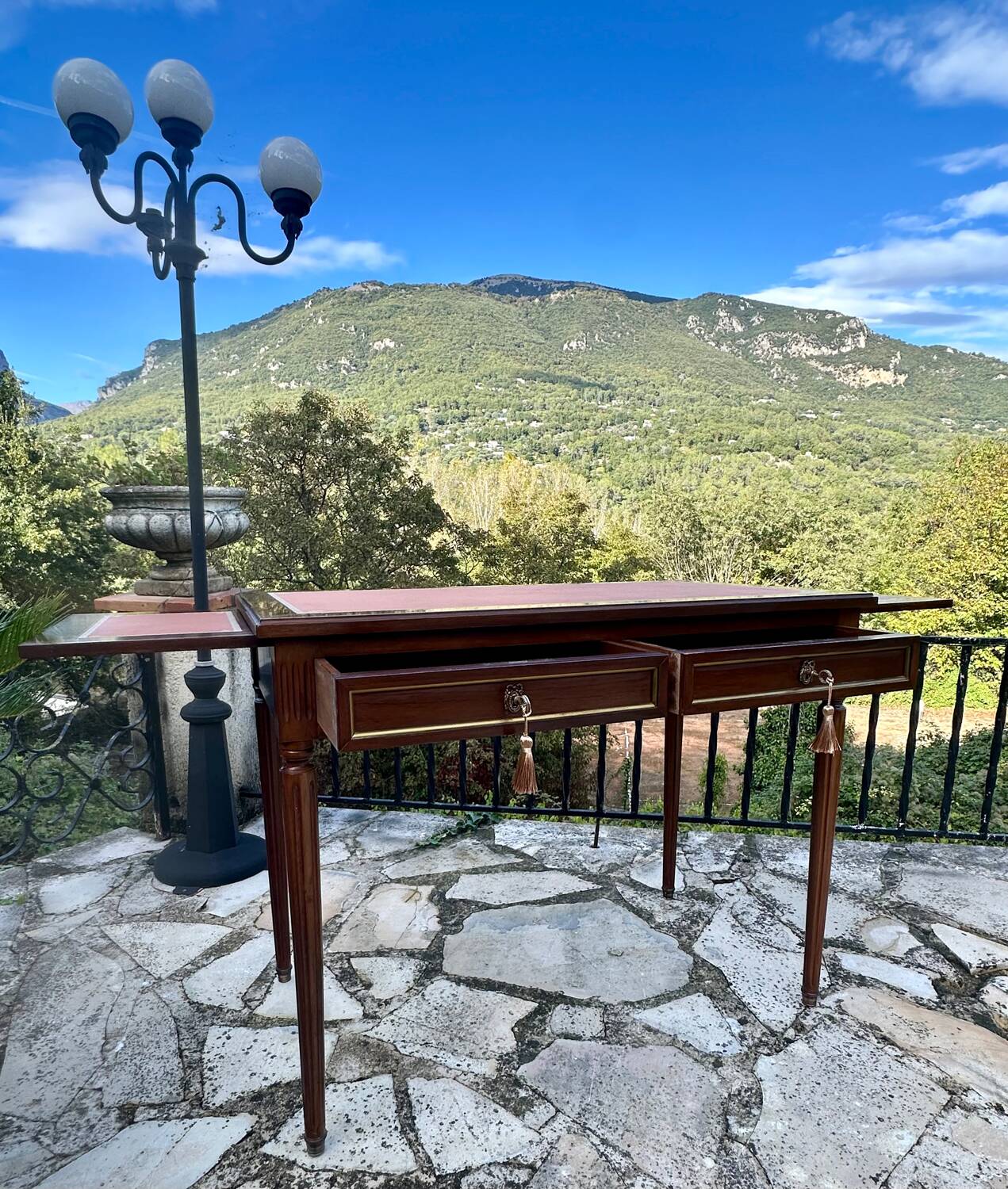 Flat desk in mahogany in the Louis XVI style.