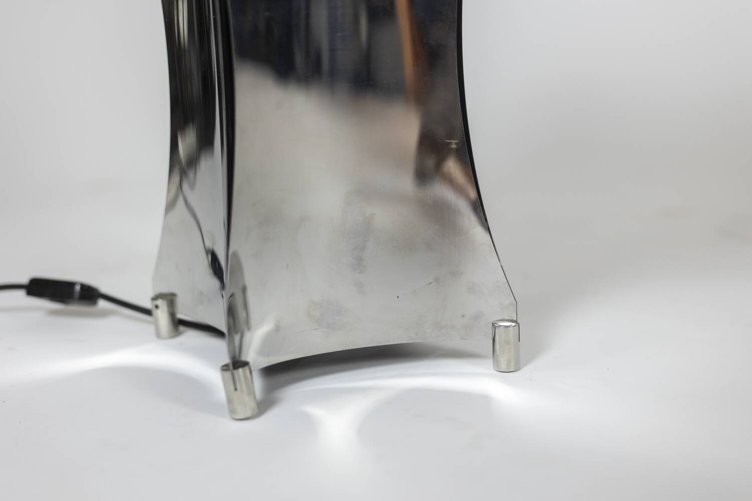 “Quadrilobe” lamp in polished metal. 1970s.