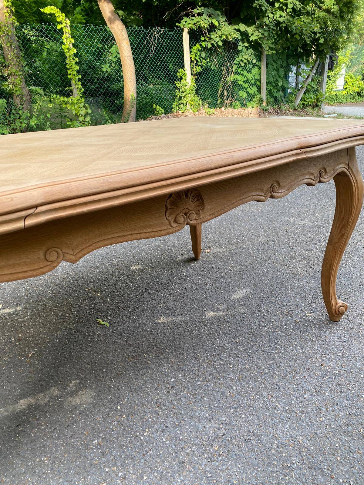 Table à manger extensible Louis XV bois massif chêne et marqueterie 250cm