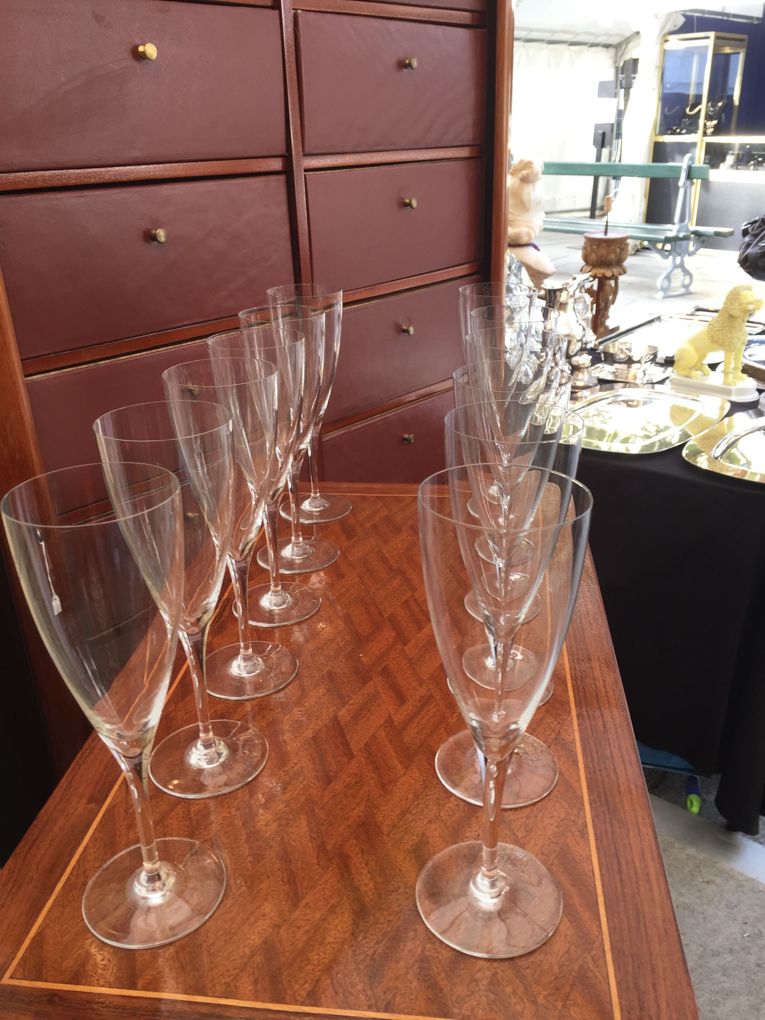 Service of 12 Baccarat champagne flutes.