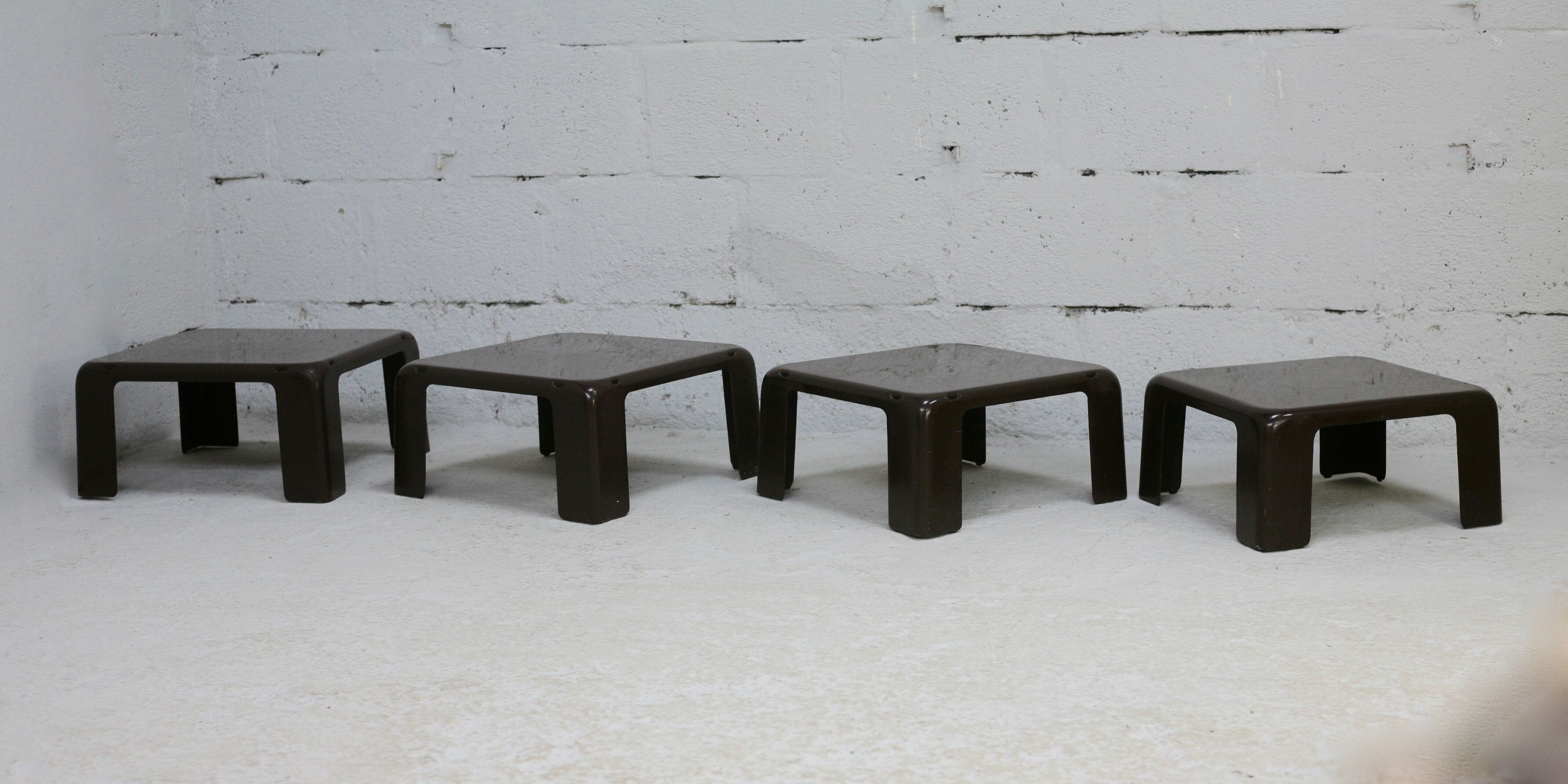 Suite de 4 tables basses gigognes "Gatti", Mario Bellini éditée par C&B Italia, circa 1970.