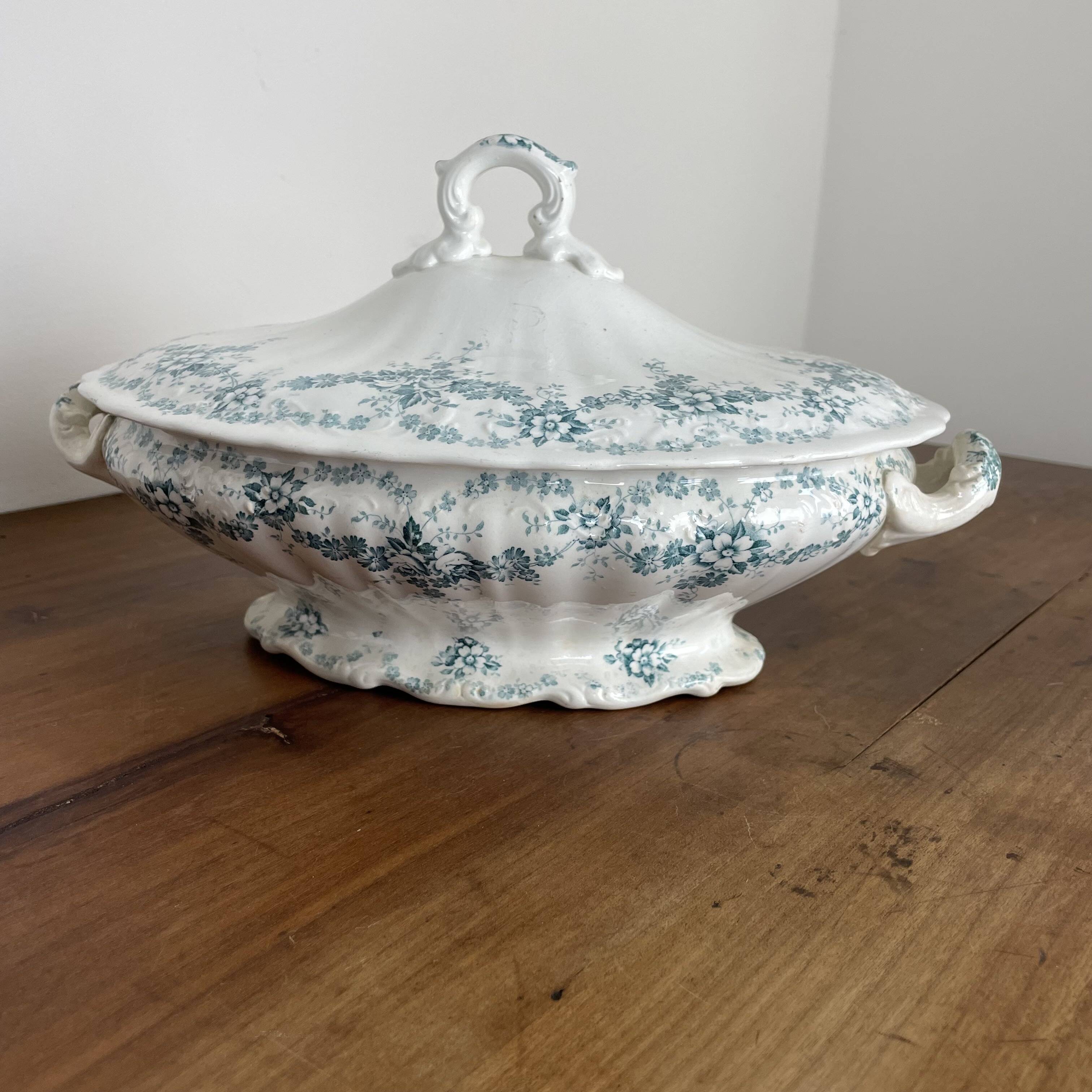 Covered dish, vegetable dish in Maastricht earthenware, Clara model