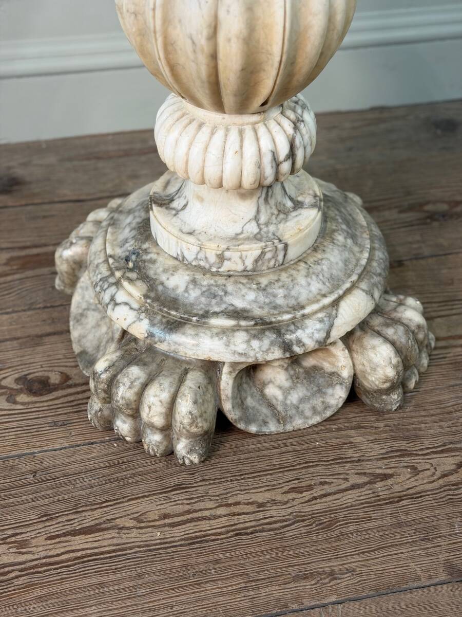 Socle en albâtre sculpté, Italie vers 1880