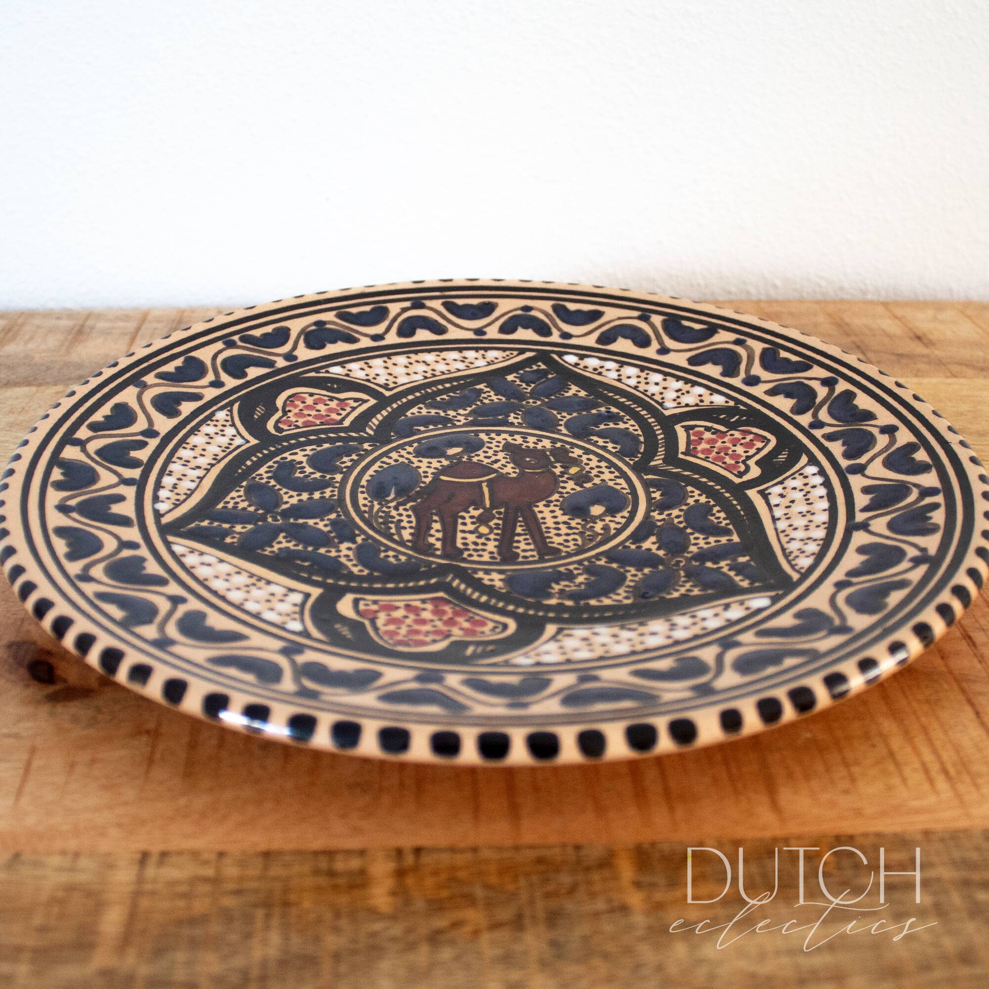 Assiette décorative tunisienne vintage peinte à la main avec chameau, grès orné