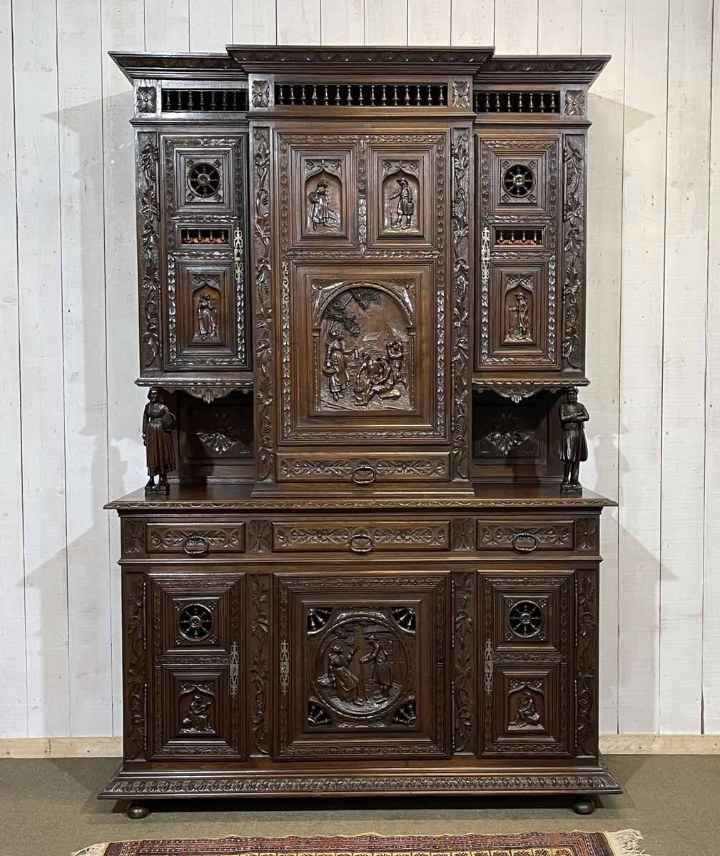 Buffet Breton 2 corps début XXème en châtaignier richement sculpté
