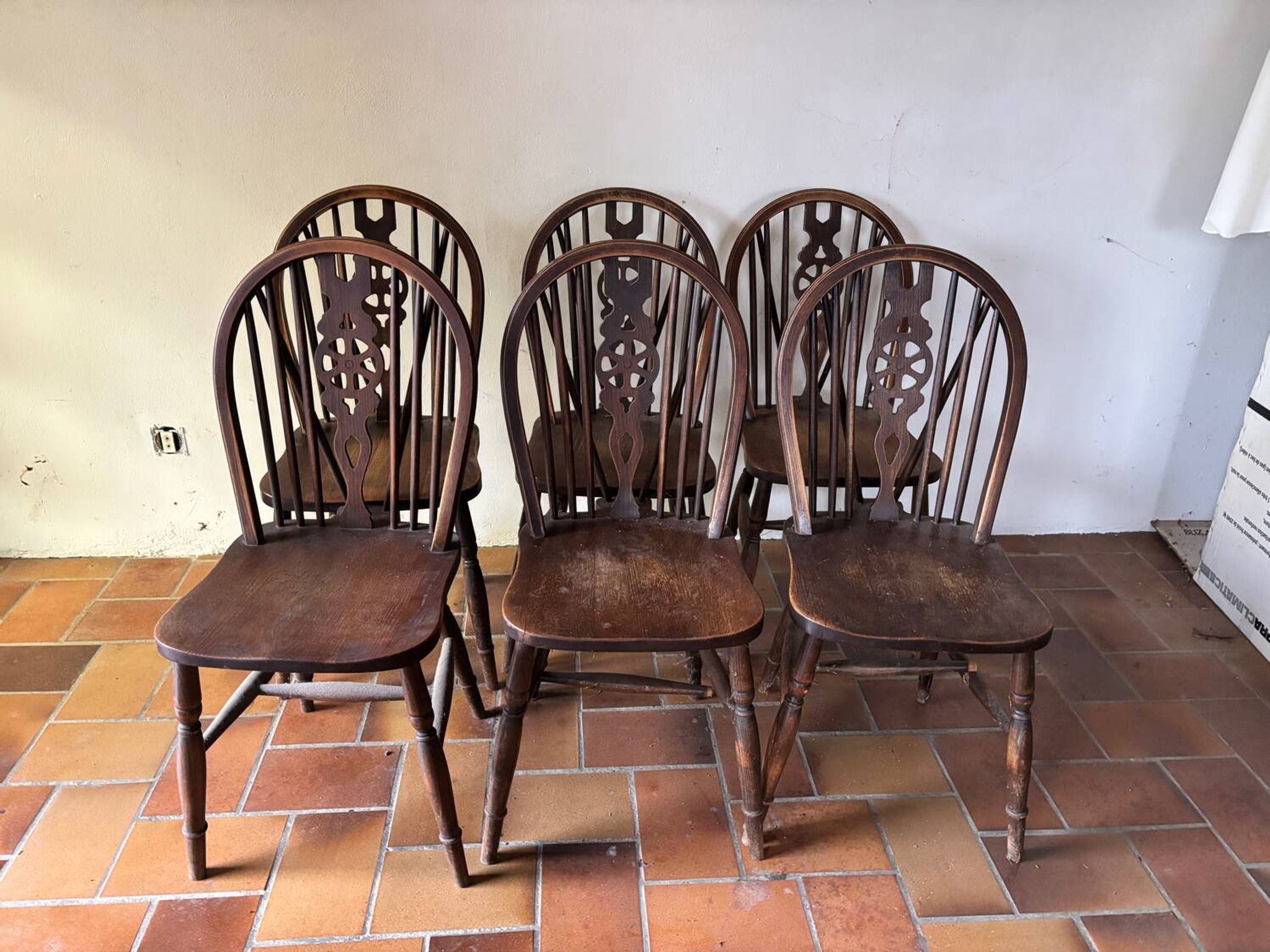 6 Windsor Wheelback chairs in chestnut, 19th century