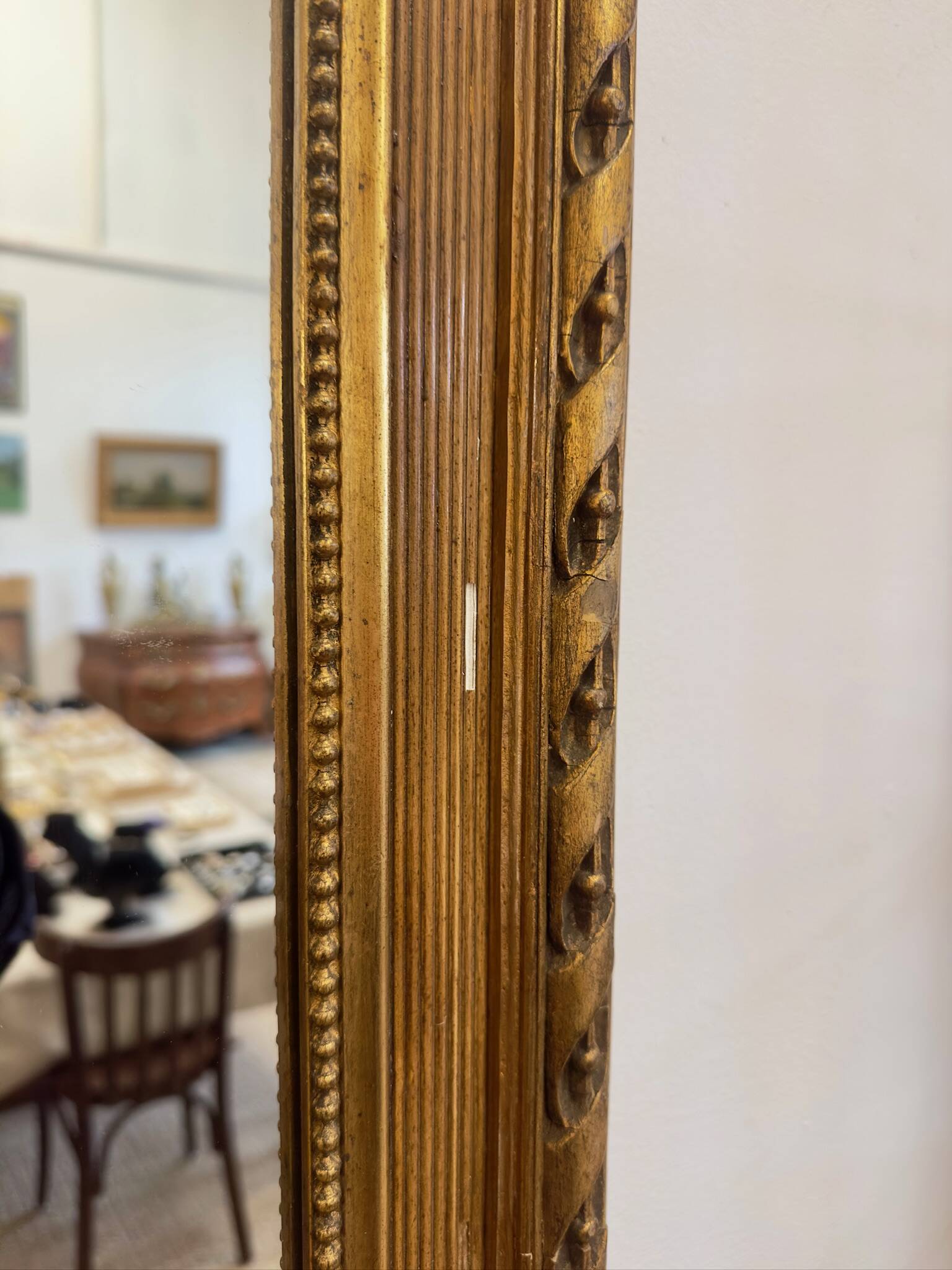 Miroir trumeau ancien en stuc doré – décor floral