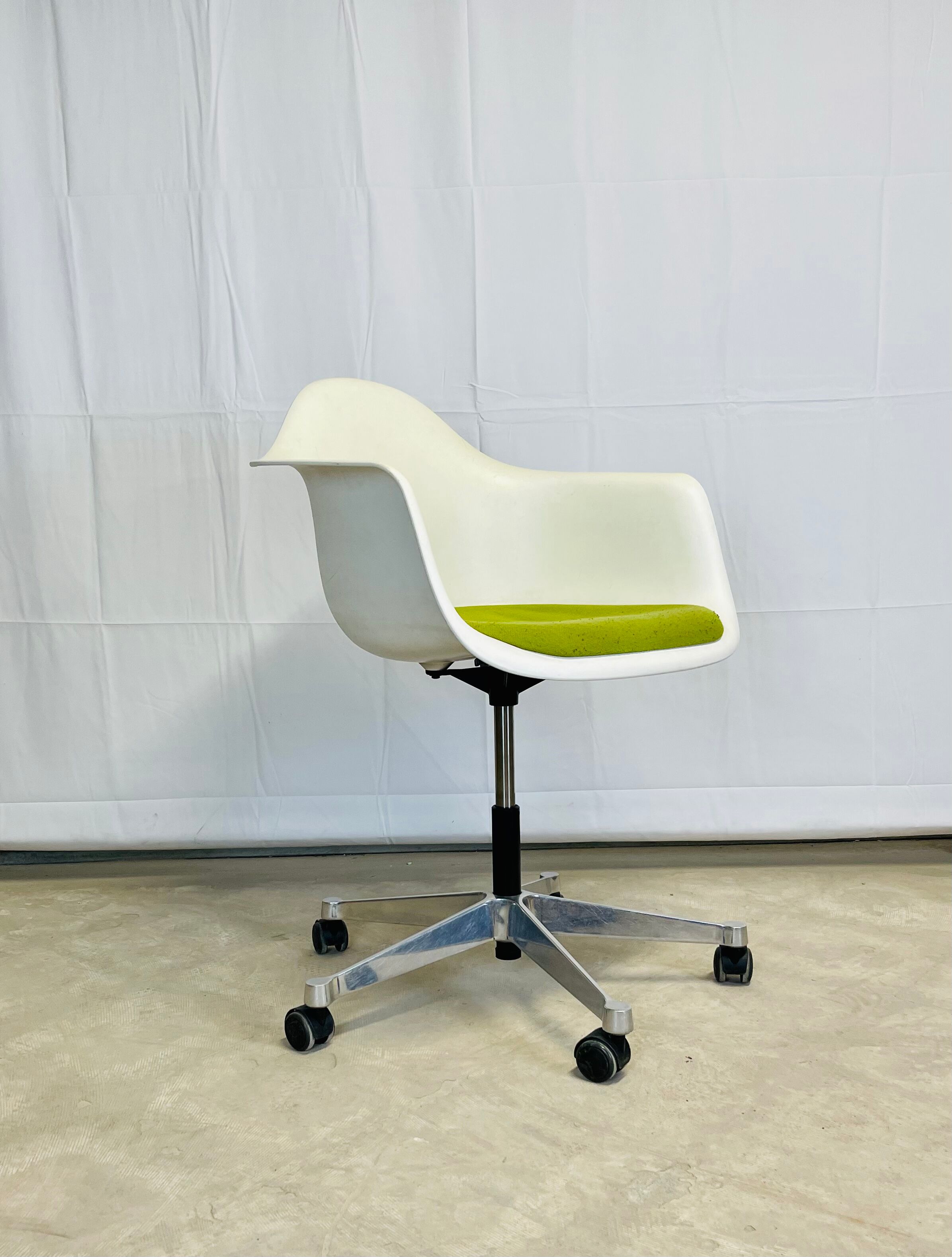 Fauteuil plastic armchair de Charles et Ray Eames édition Vitra