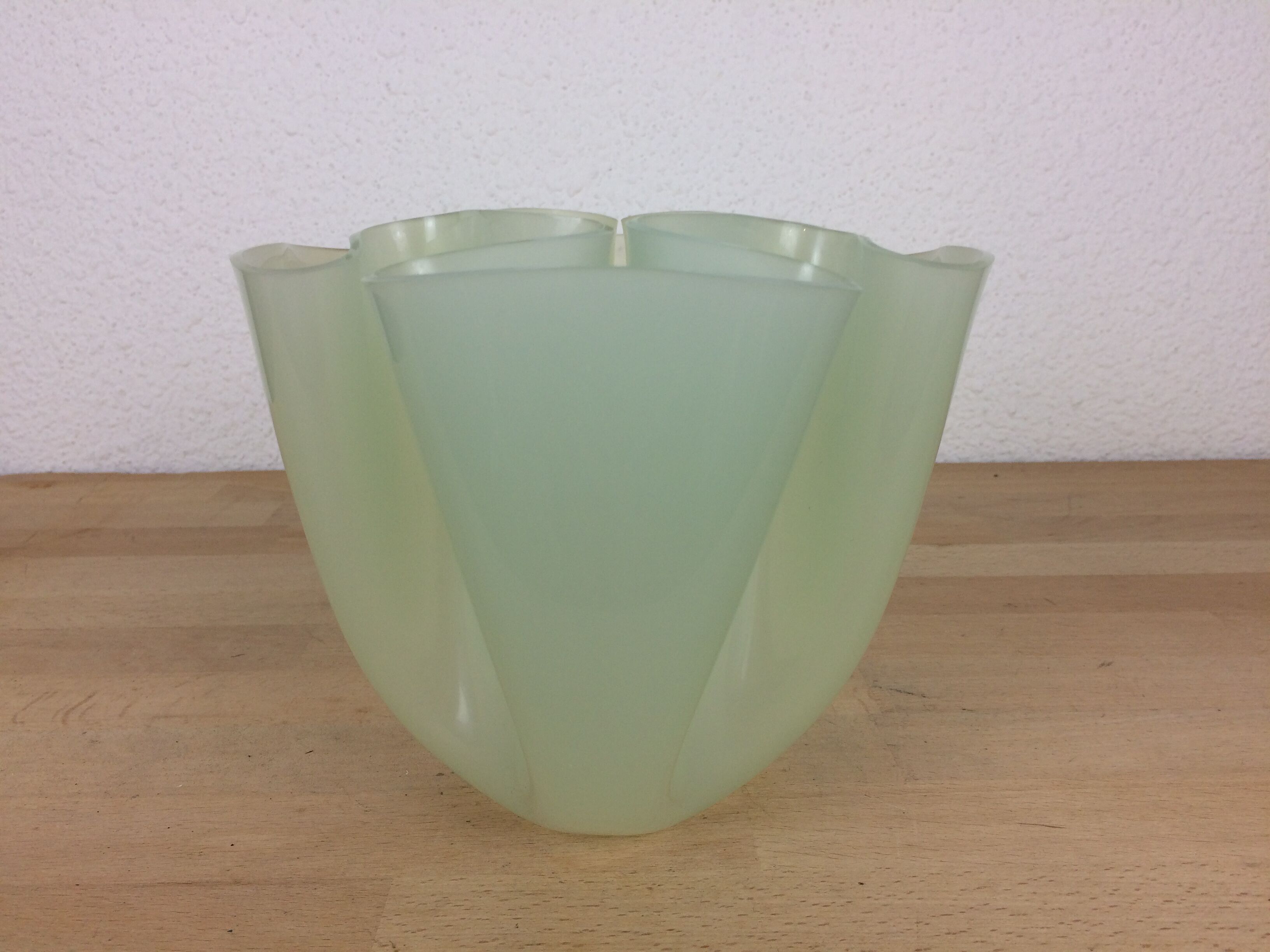 Handkerchief vase Guzzini plexiglass green 70s