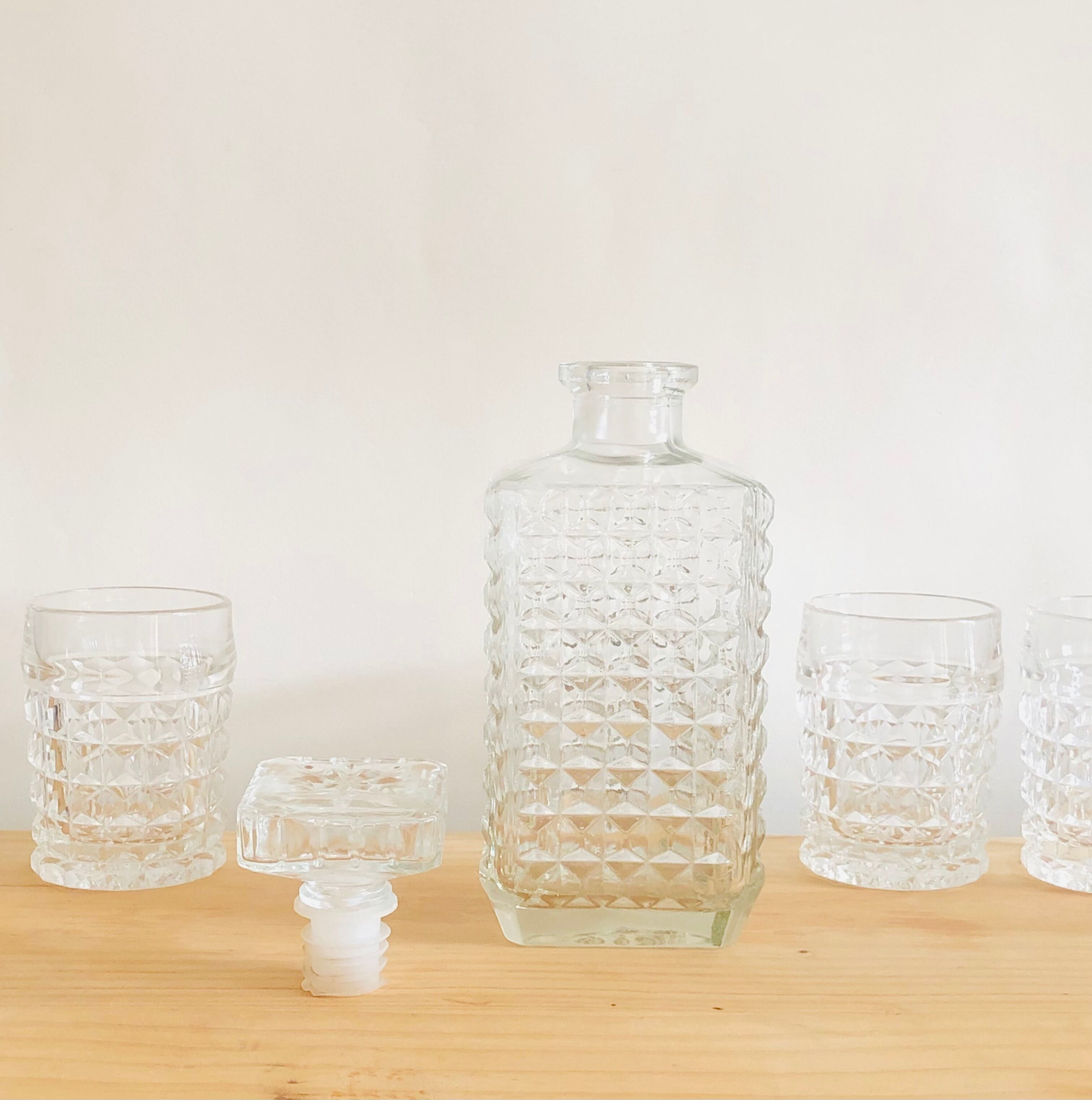 Set five glasses and whiskey decanter in chiseled glass