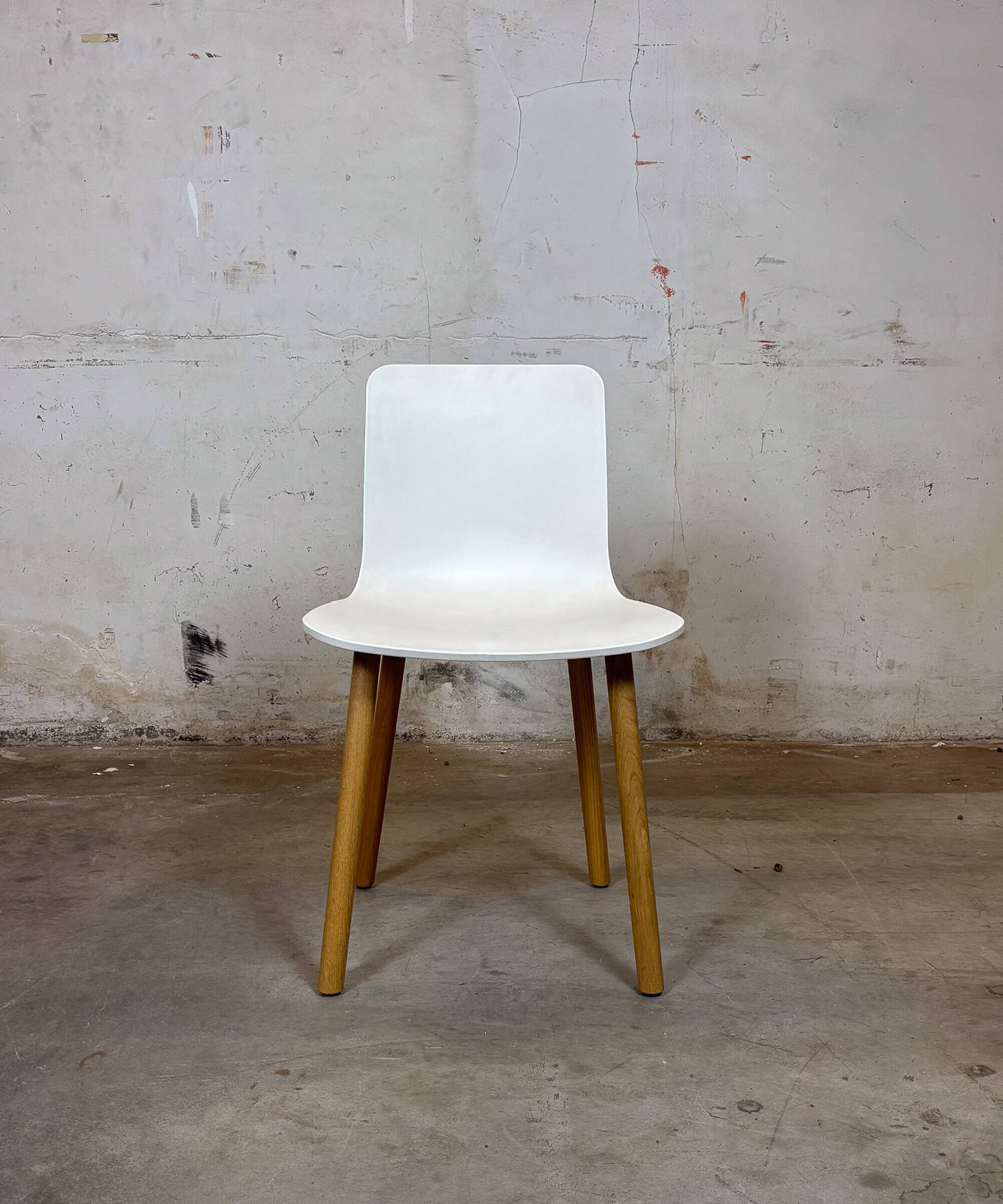 Vitra Hal Jasper Morrison, plastic and wood – white – work chair