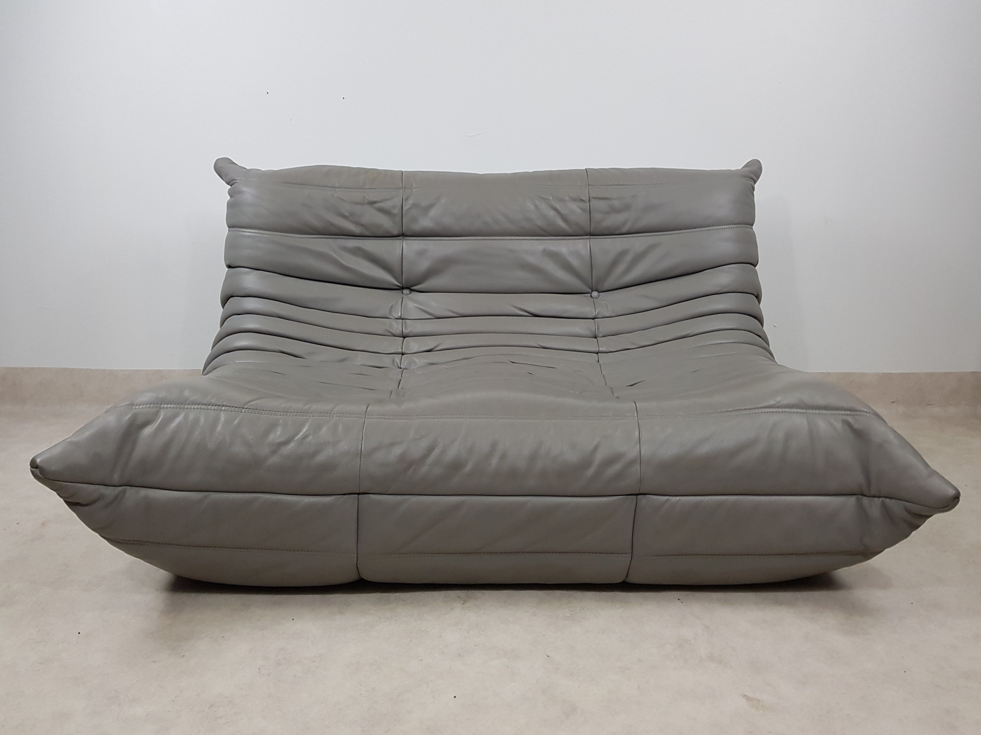 Michel Ducaroy's 2-seater mouse grey leather sofa for Ligne Roset