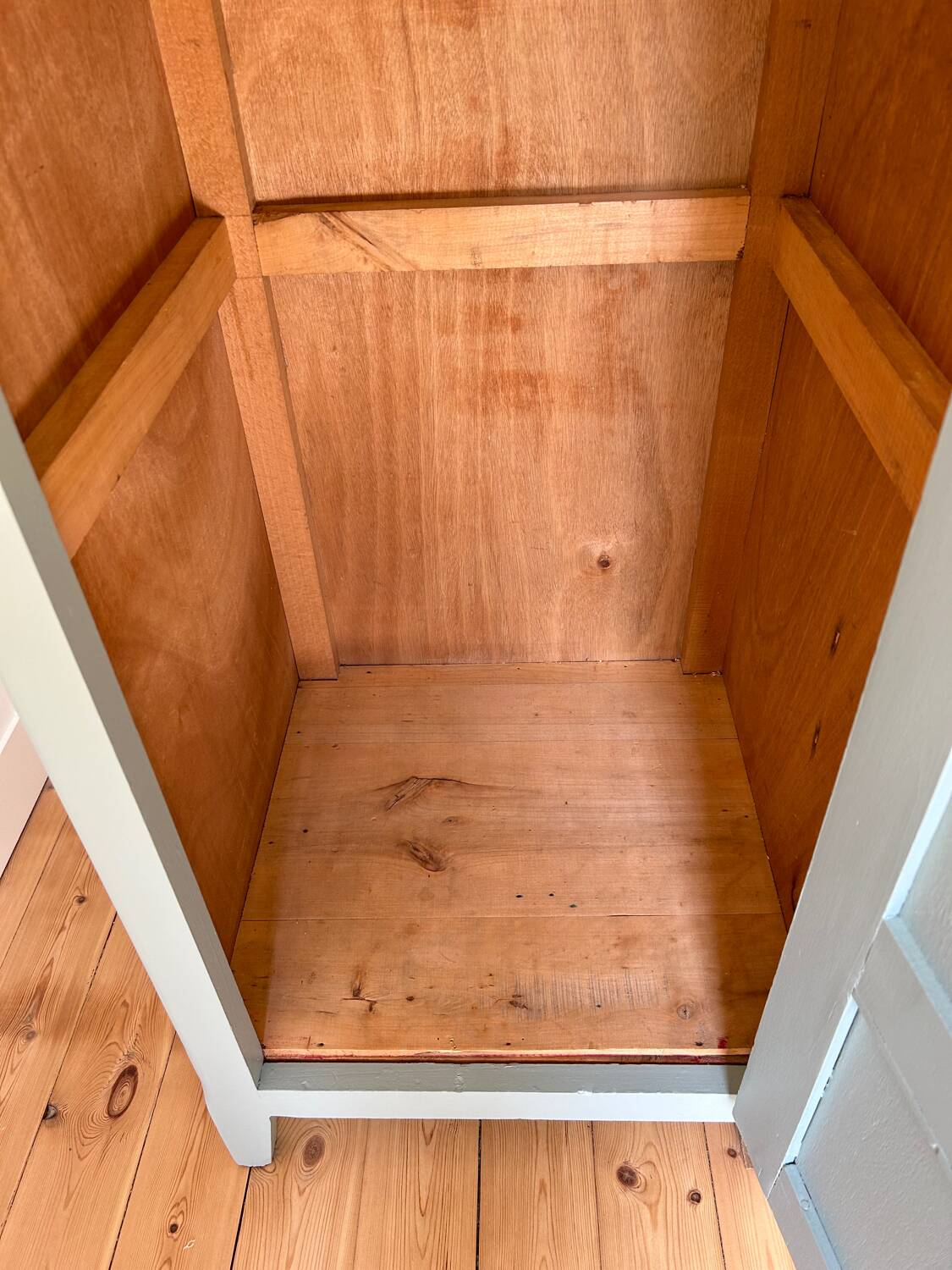 1-door wardrobe / locker room revisited in Almond (Resource)