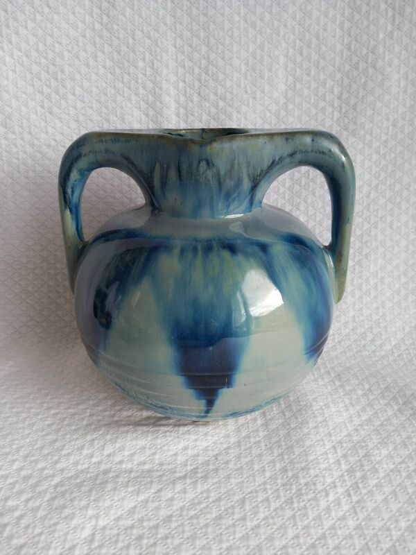 Vase à anses double pont, émail bleu coulé, Vallauris années 1960–1970