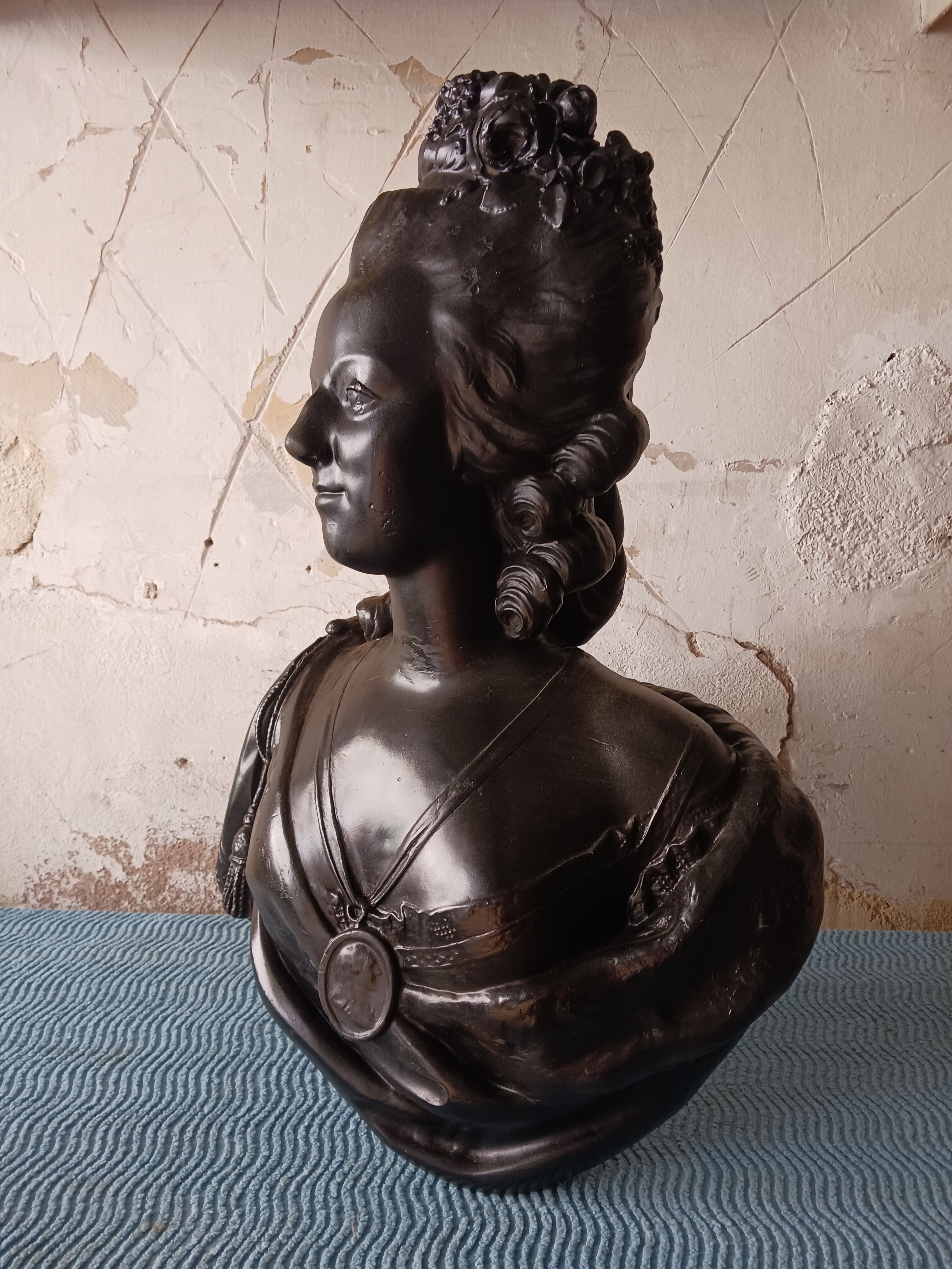 Large bust in old plaster Marie-Antoinette patinated black.  Dimensions 75 cm/52 cm