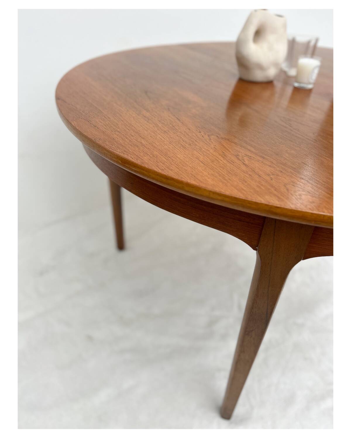 Scandinavian round table with extension