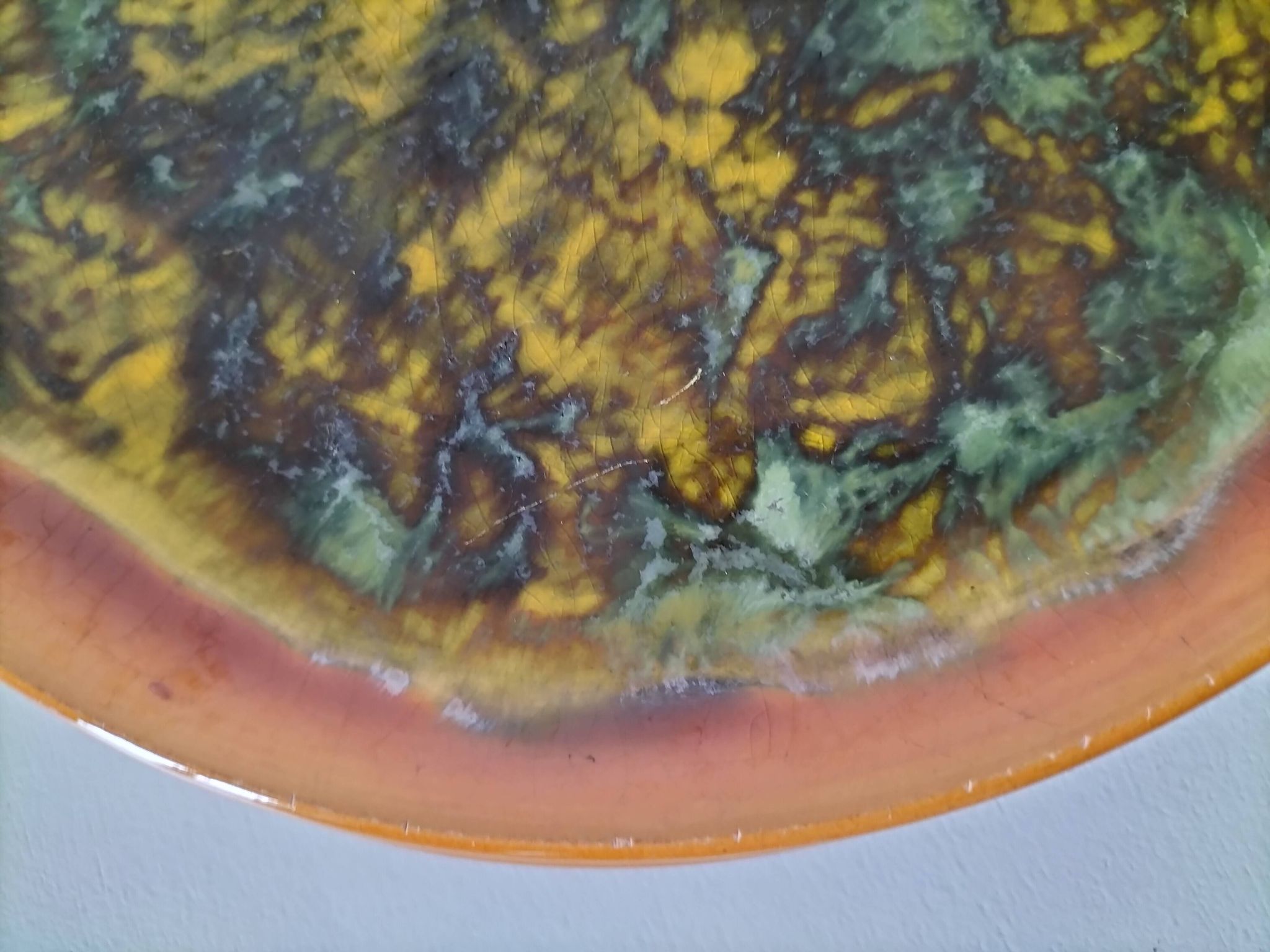 Set of 4 flamed enamel plates in green and amber from the 60s-70s.