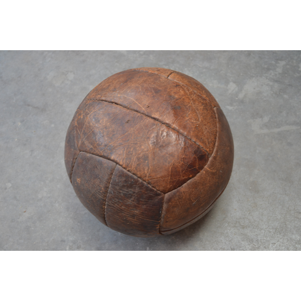 Ballon de football ancien en cuir marron Selency Ballon de football ancien en cuir marron Selency