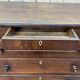 Commode en chêne et placage de noyer style anglais