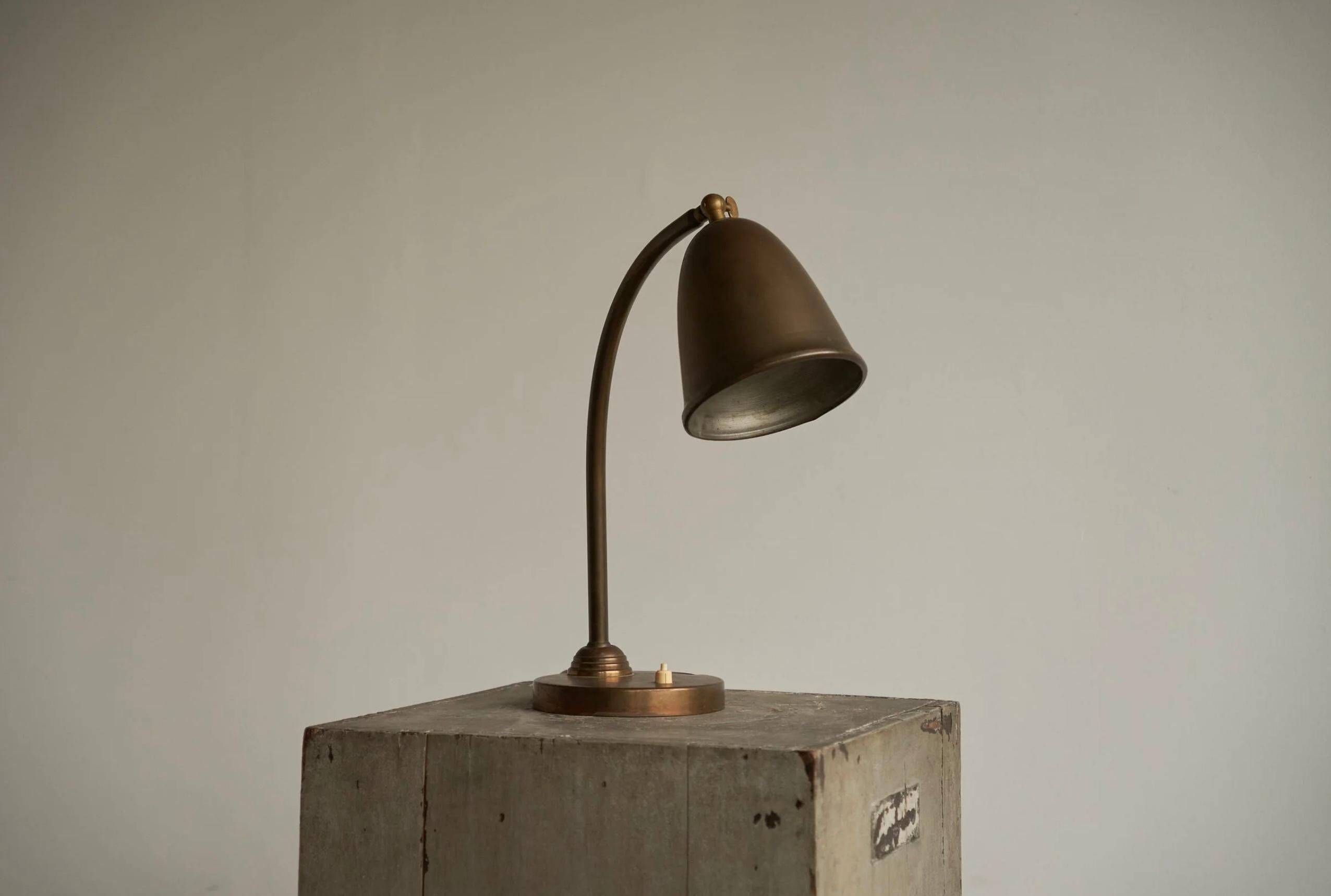 Art Deco table lamp in patinated brass from the 1930s.