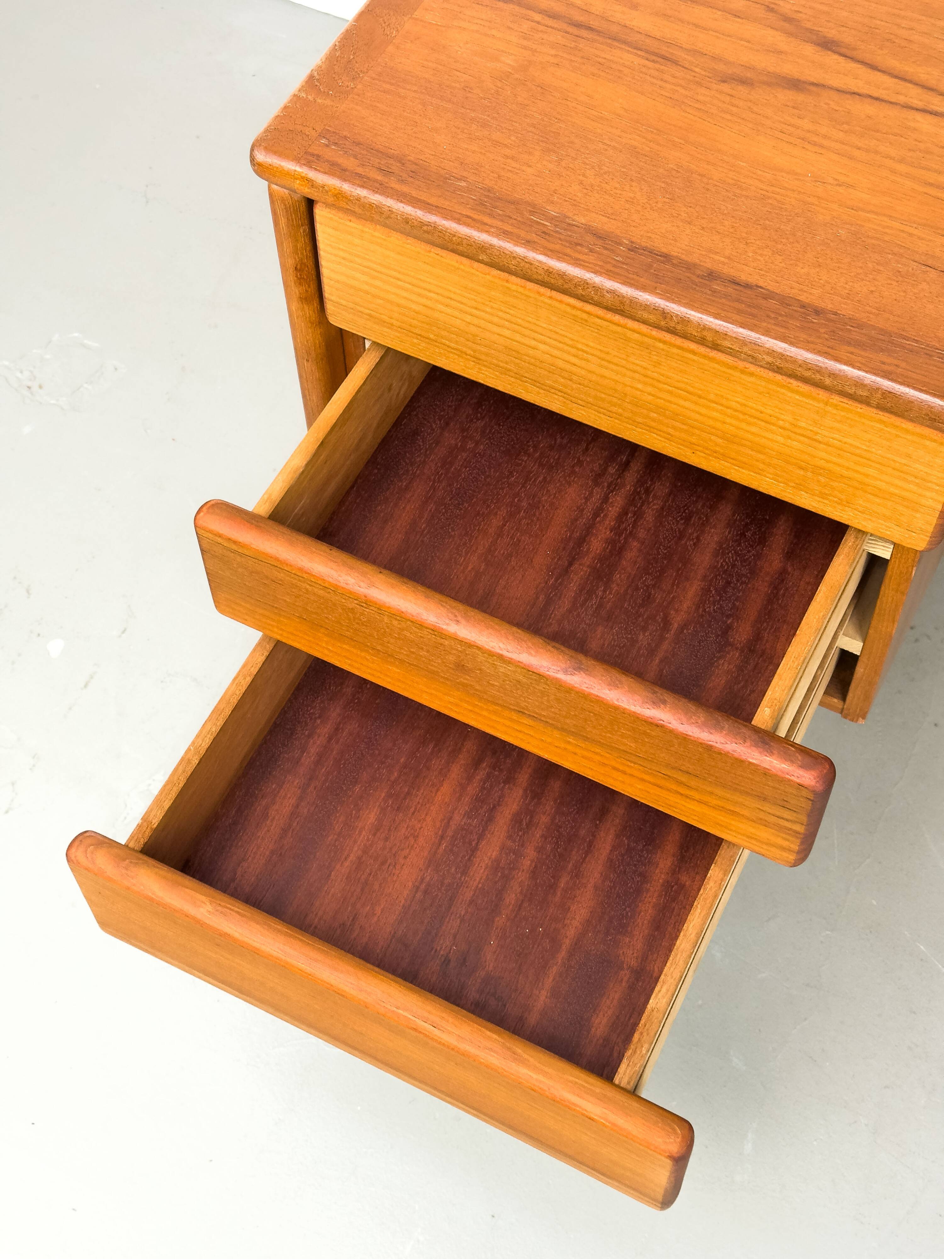 Bureau autoportant en teck avec porte et tiroirs, années 1970