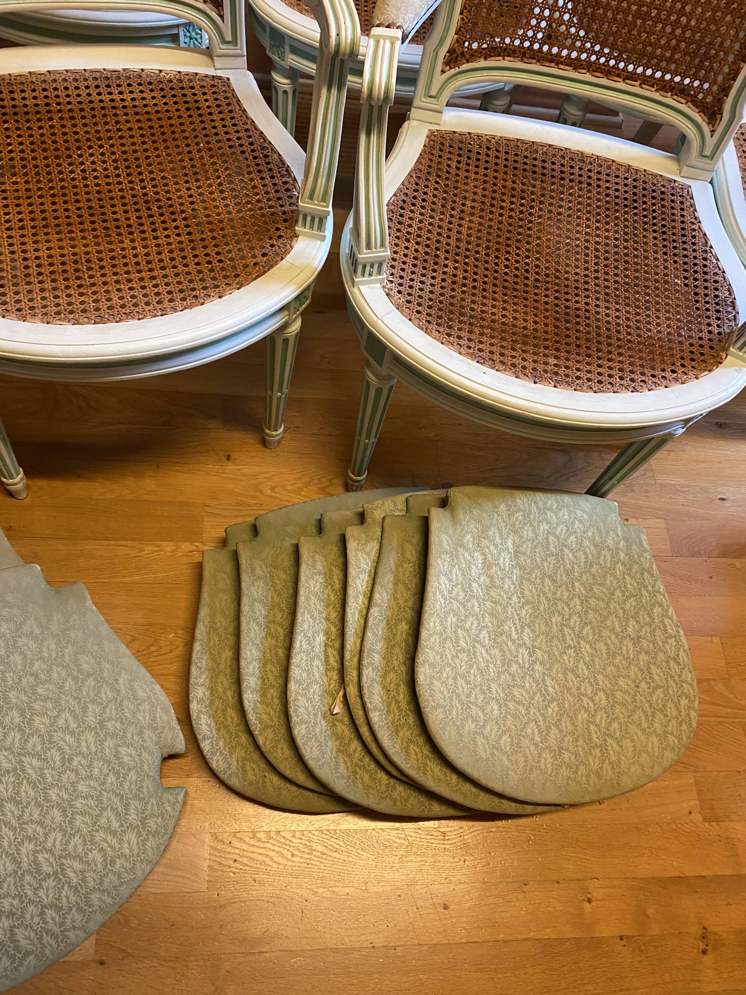 6 chaises 2 fauteuils en cannage, de style L.XVI , peint vert clair