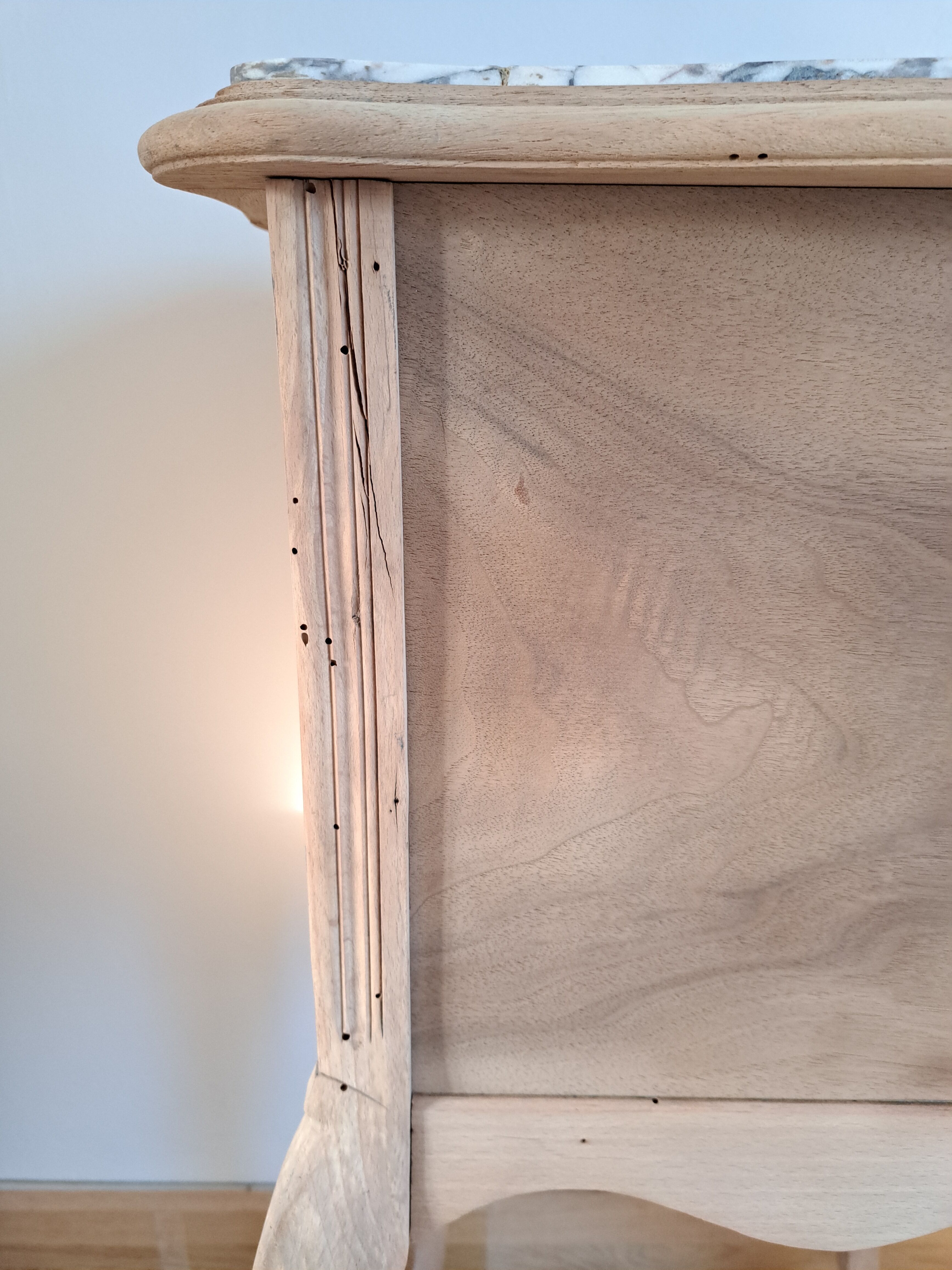 Table d'appoint chevet de style louis XV bois clair