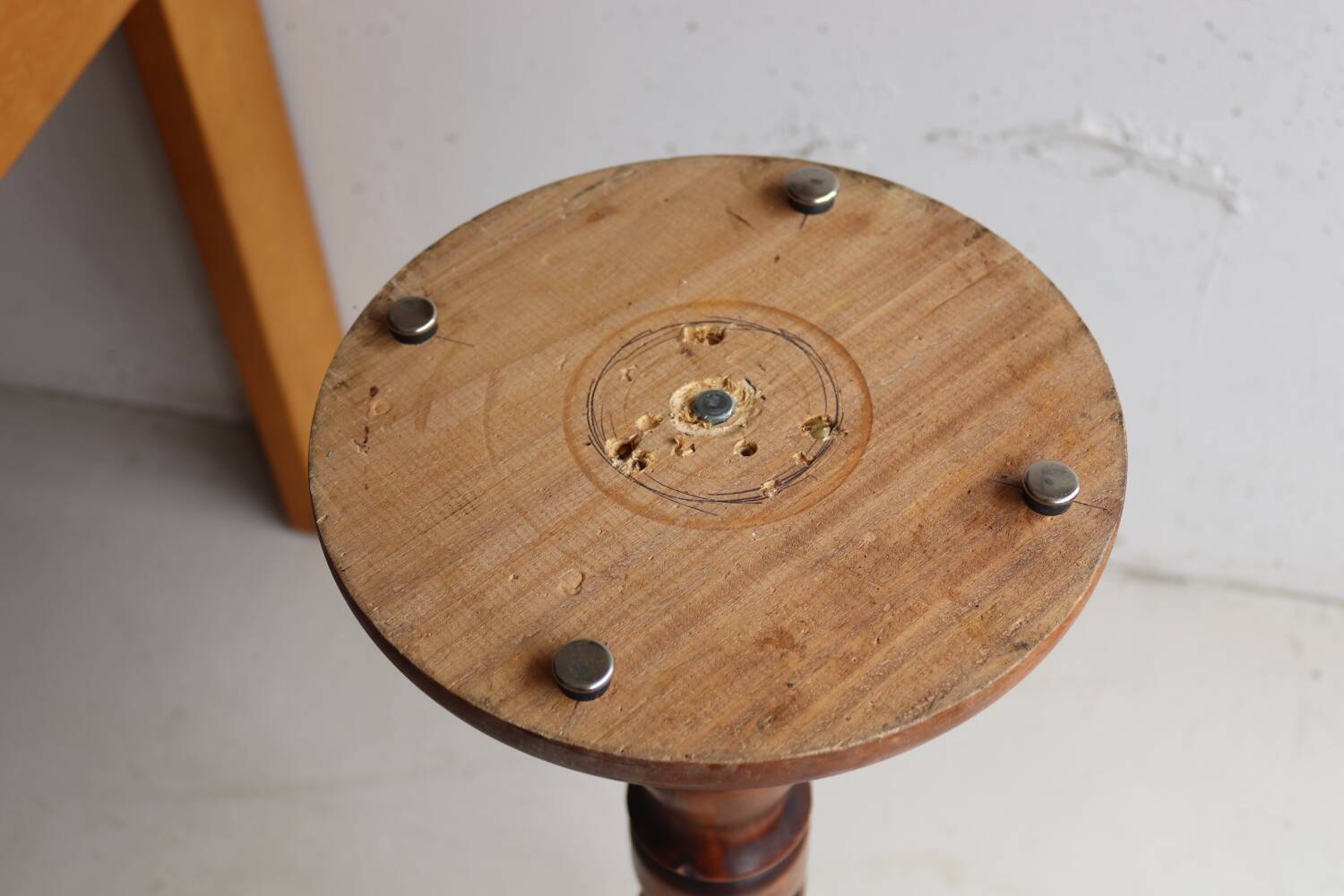 Saddle, pedestal, turned wooden column