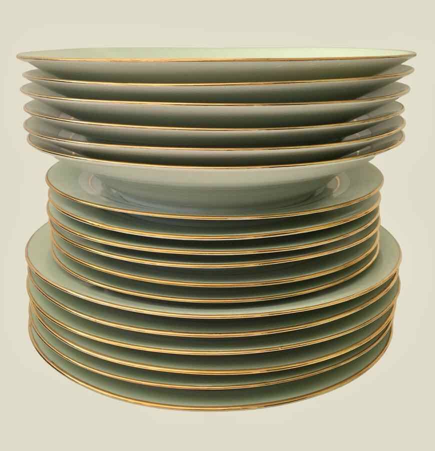 Service of 18 porcelain plates for 6 people