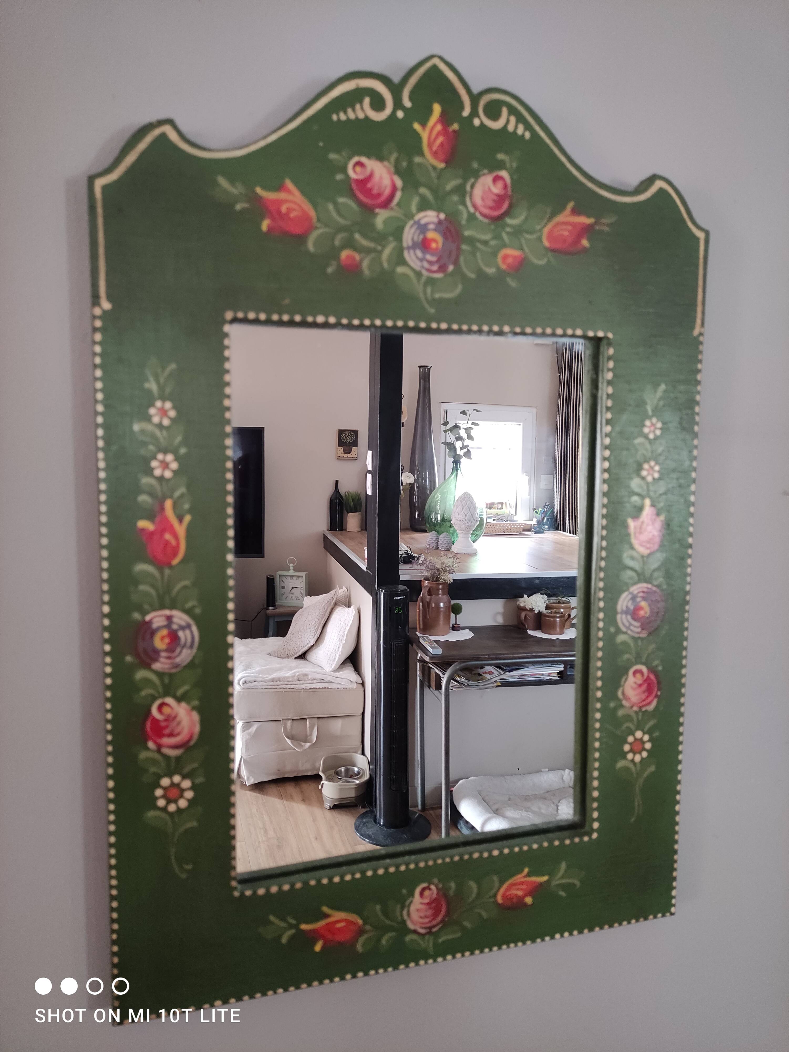 Miroir ancien en bois peint à la main polychrome vert forêt et roses rouges orangées