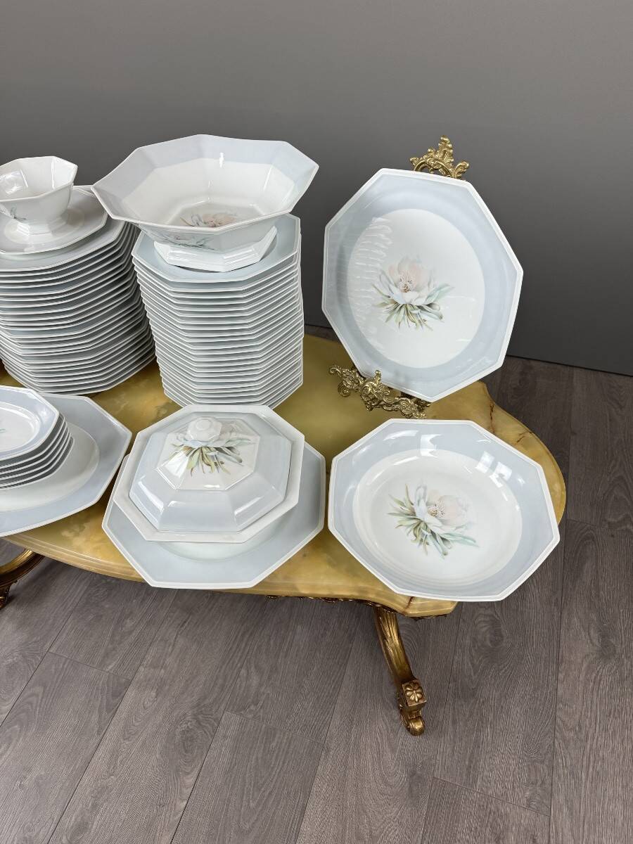 Important Limoges porcelain table service, 71 pieces, 20th century.