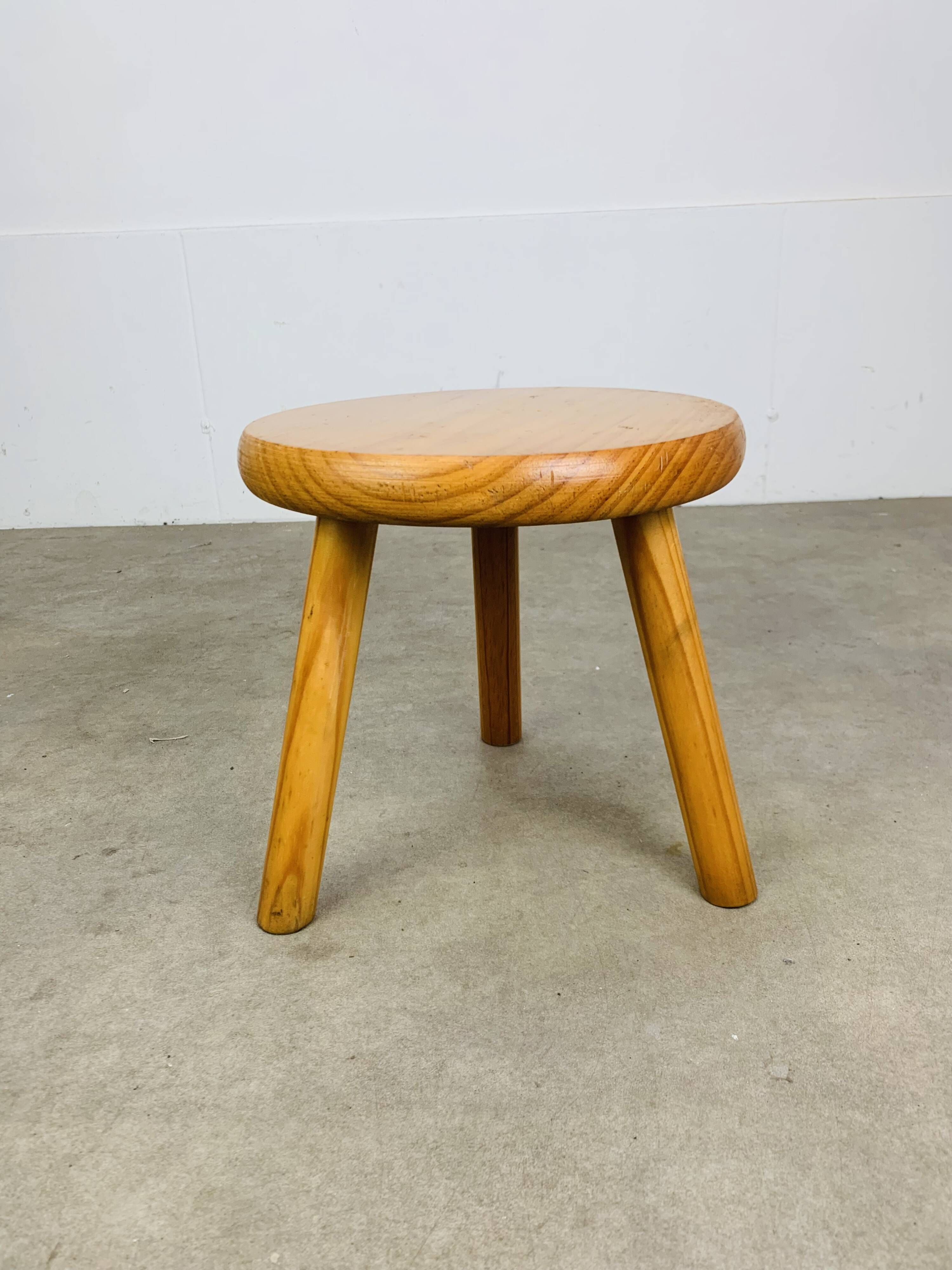 Tripod stool in pine, solid wood, vintage, mountain chalet style.