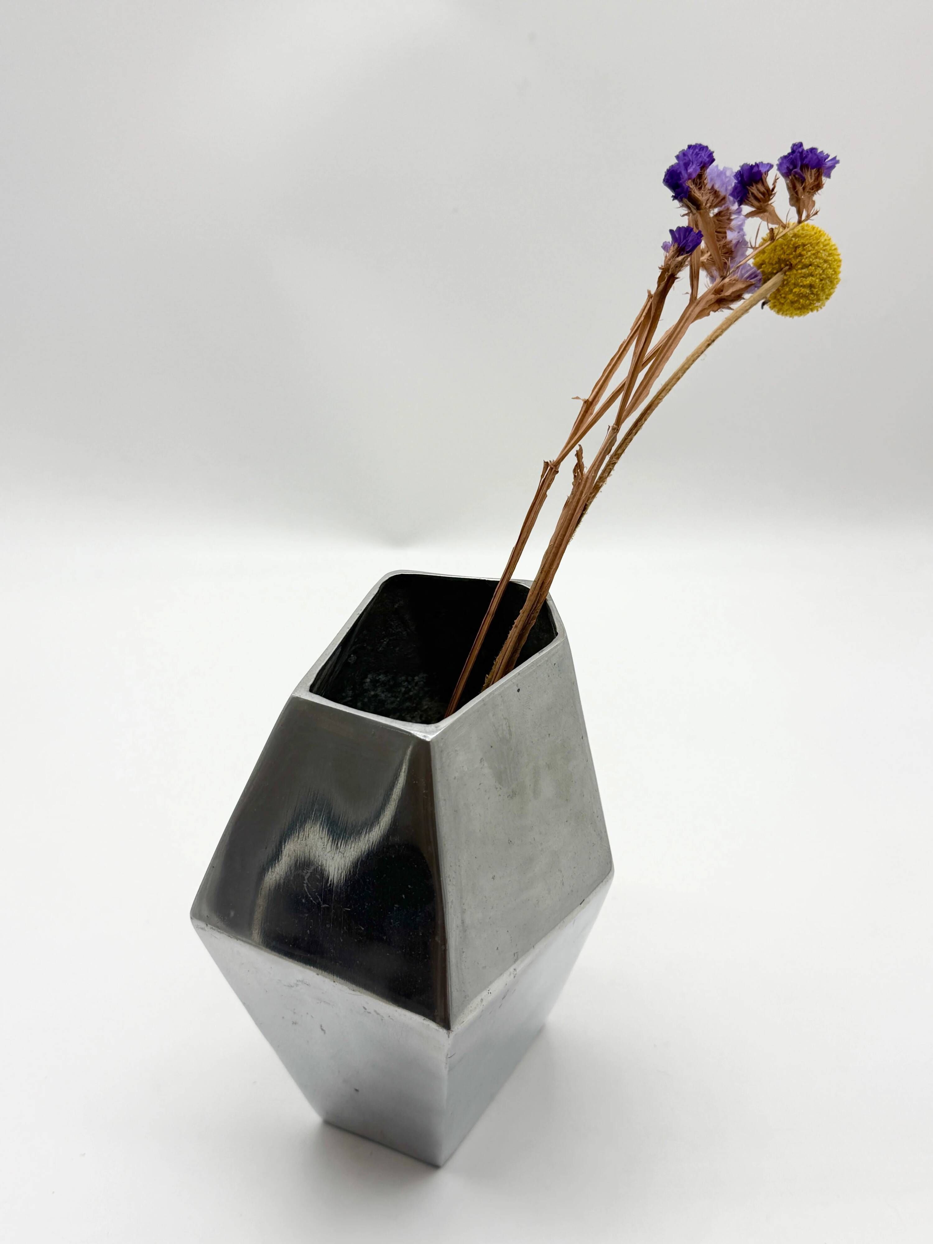 Vase "Prisme" en fonte d’aluminium, années 1980
